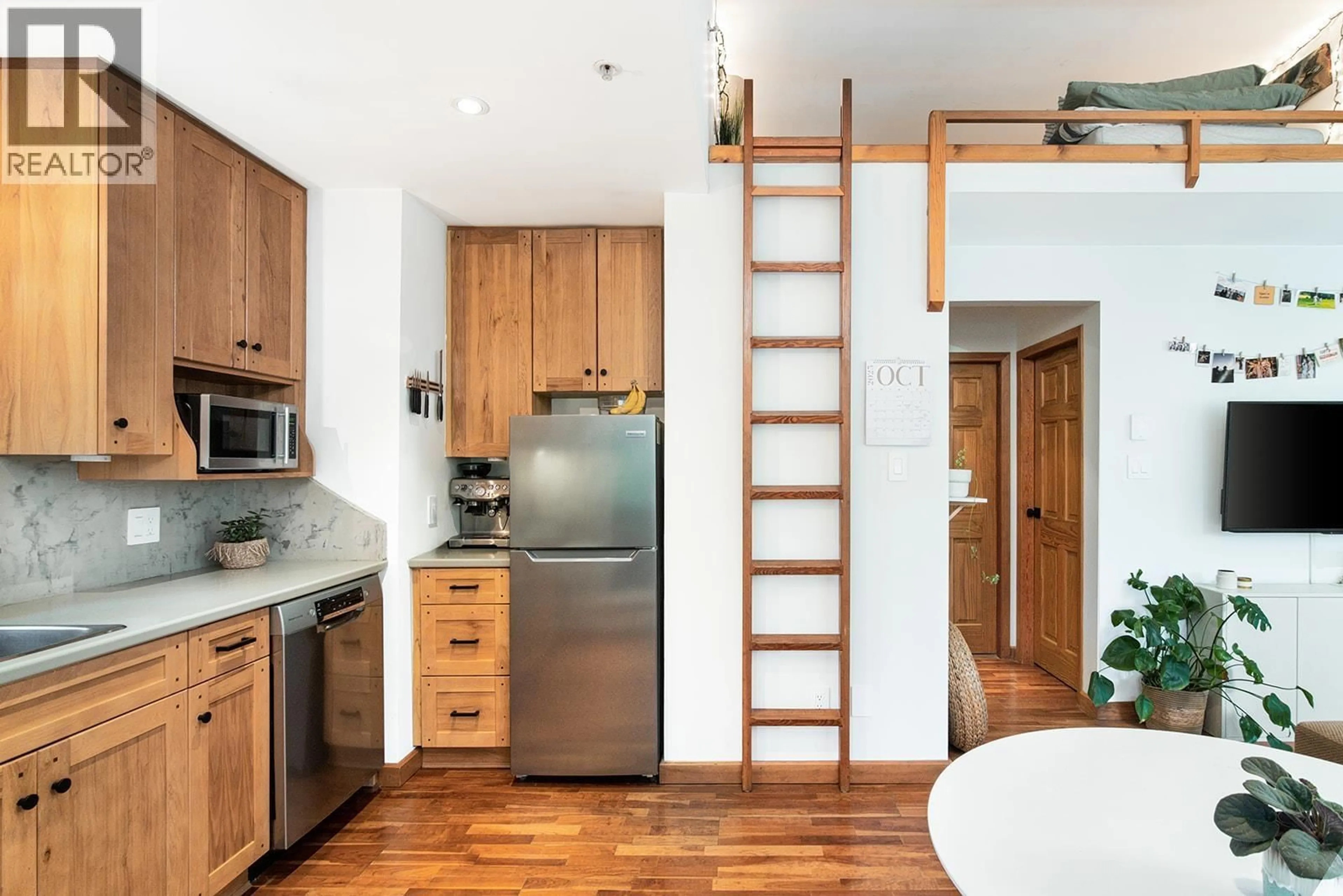 Standard kitchen, wood/laminate floor for 404 - 2101 CASTLE DRIVE, Whistler British Columbia V8E0A6