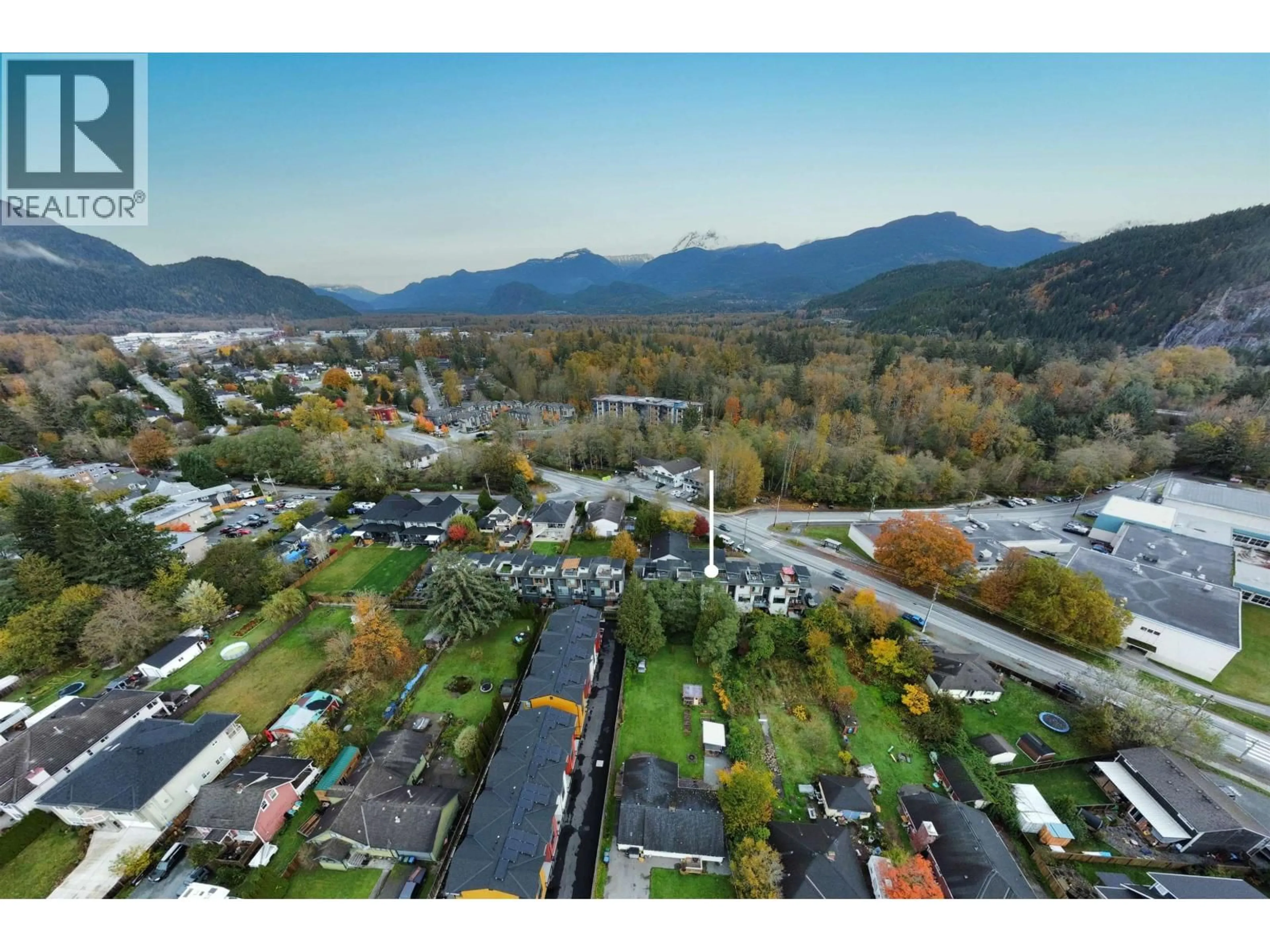 A pic from outside/outdoor area/front of a property/back of a property/a pic from drone, mountain view for 4 - 38447 BUCKLEY AVENUE, Squamish British Columbia V8B0B8