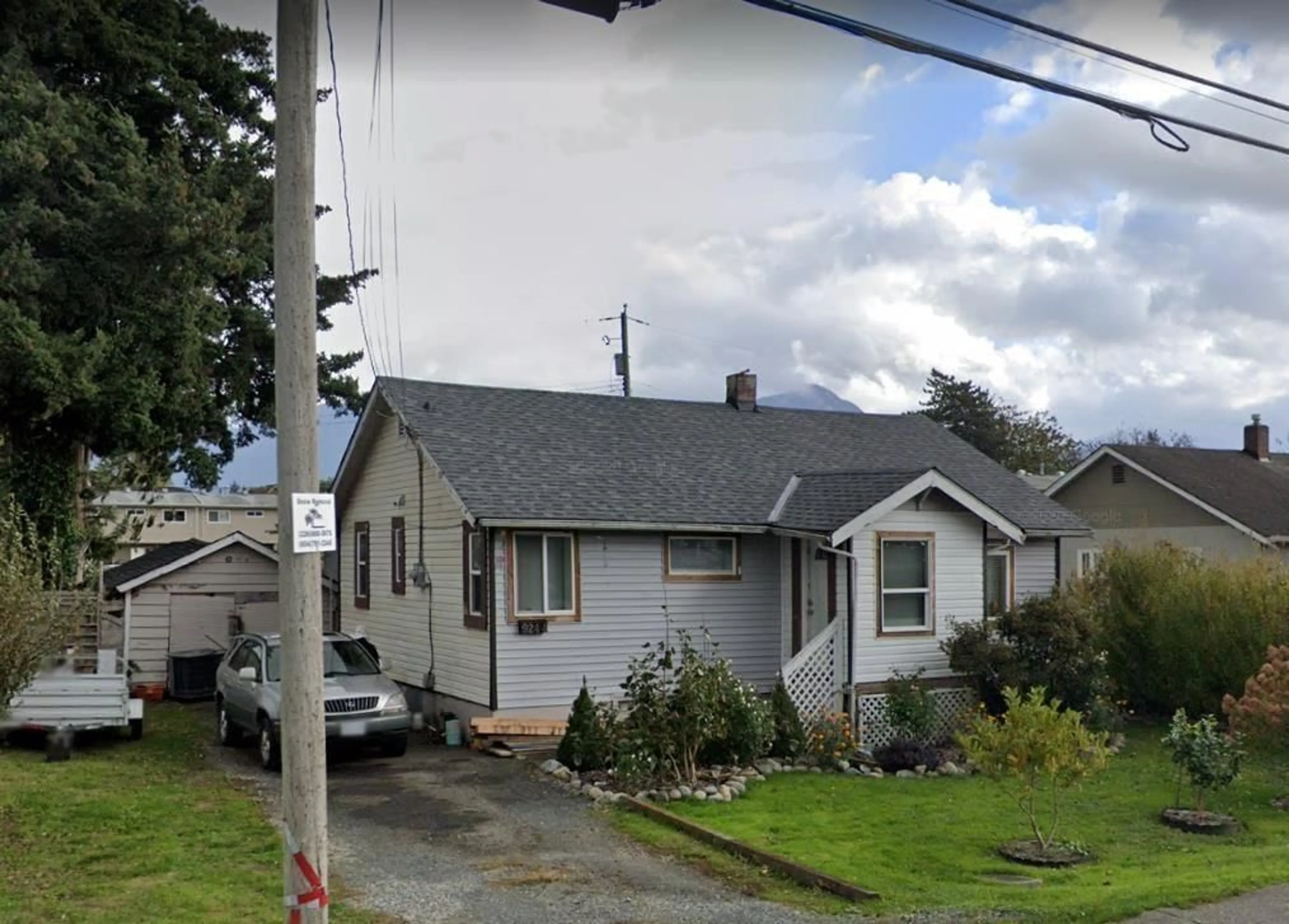 A pic from outside/outdoor area/front of a property/back of a property/a pic from drone, street for 9244 HAZEL STREET, Chilliwack British Columbia V2P5N6