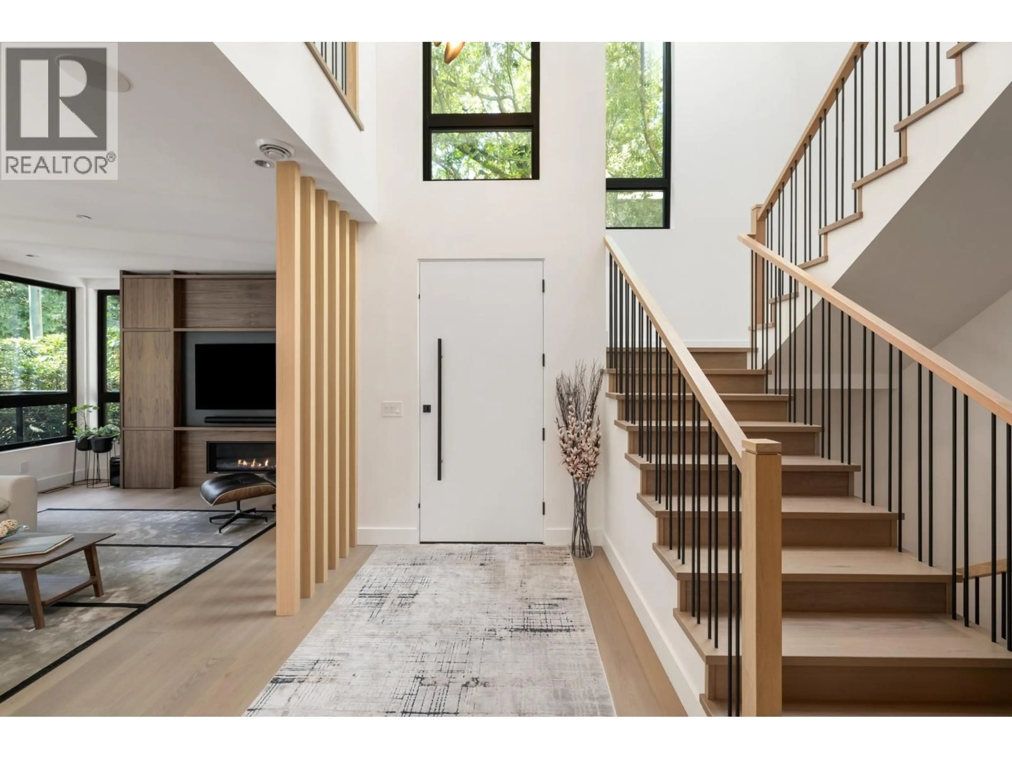 Indoor entryway for 4841 THE DALE, West Vancouver British Columbia V7W1K2