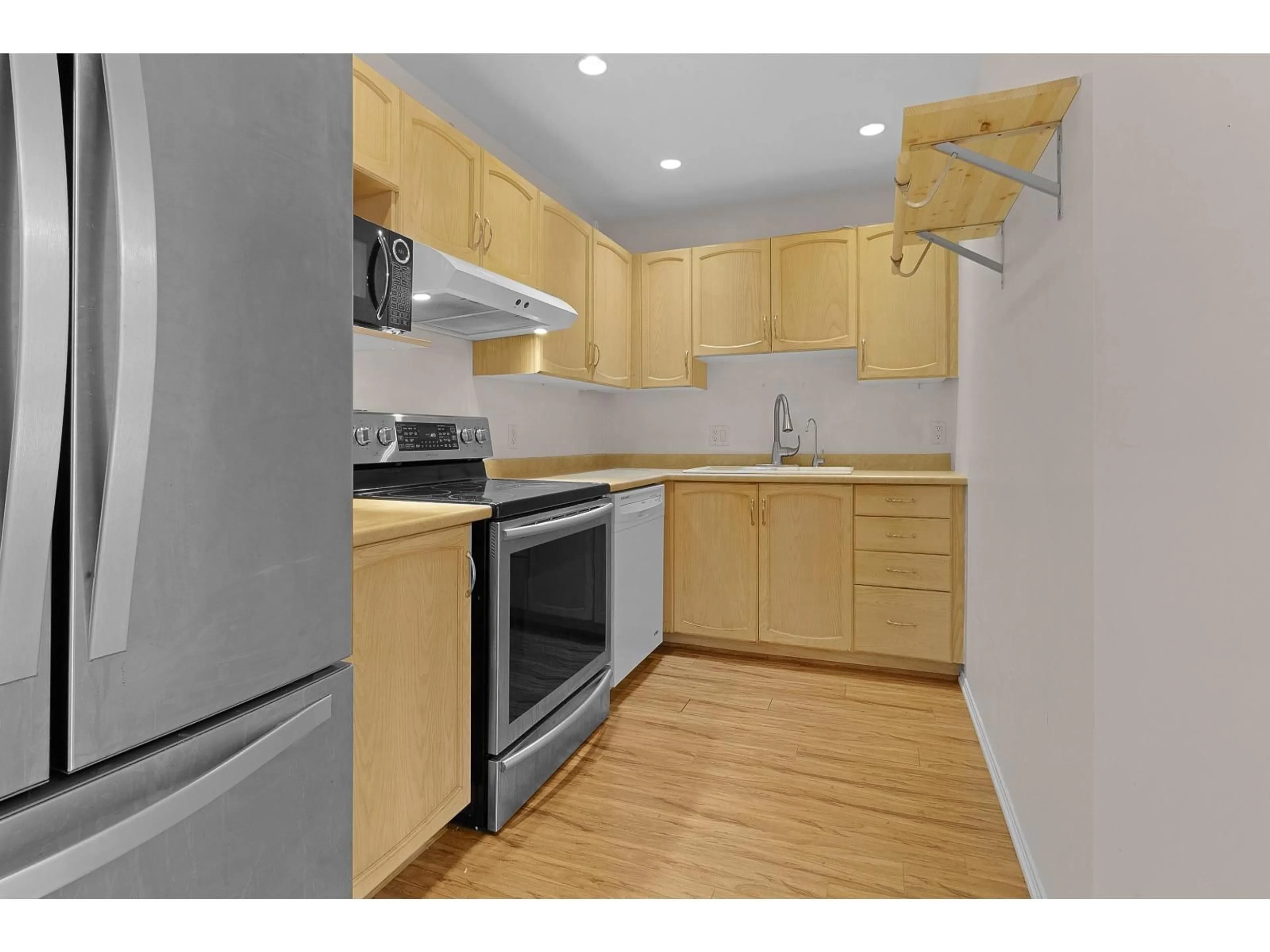 Standard kitchen, wood/laminate floor for 406 - 2960 TRETHEWEY, Abbotsford British Columbia V2T6P5