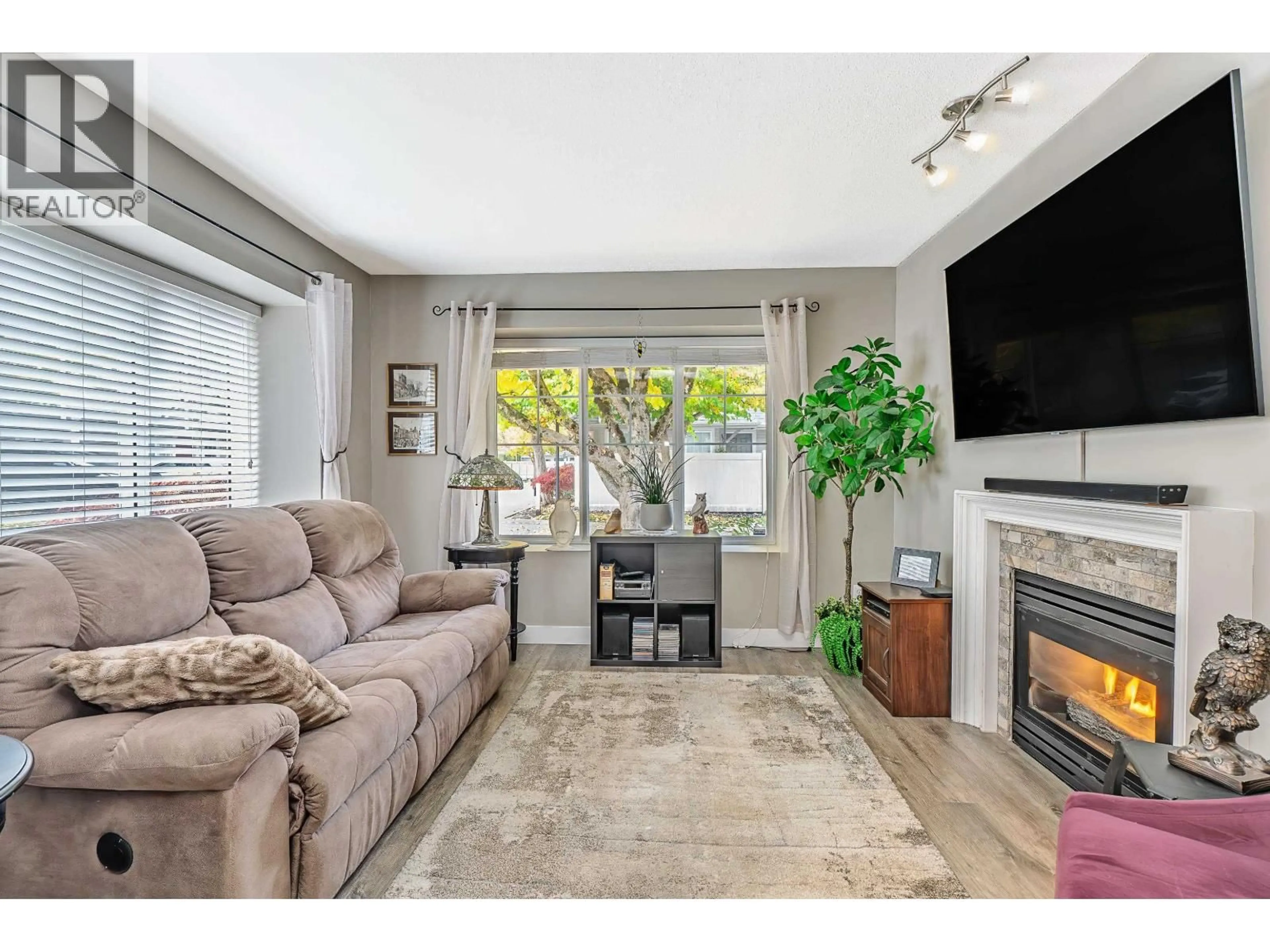 Living room with furniture, unknown for 60 - 23085 118 AVENUE, Maple Ridge British Columbia V2X3J7