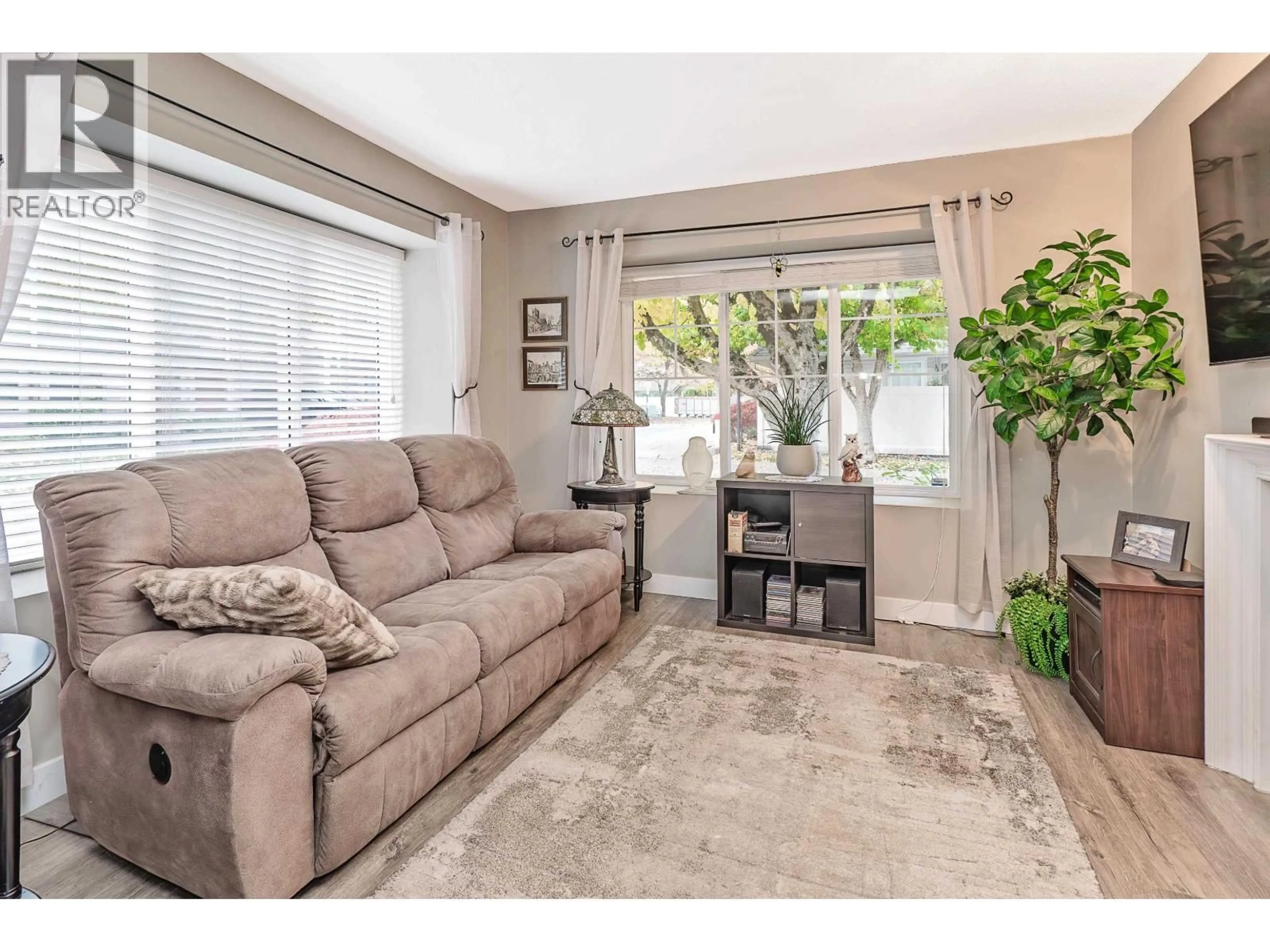 Living room with furniture, unknown for 60 - 23085 118 AVENUE, Maple Ridge British Columbia V2X3J7