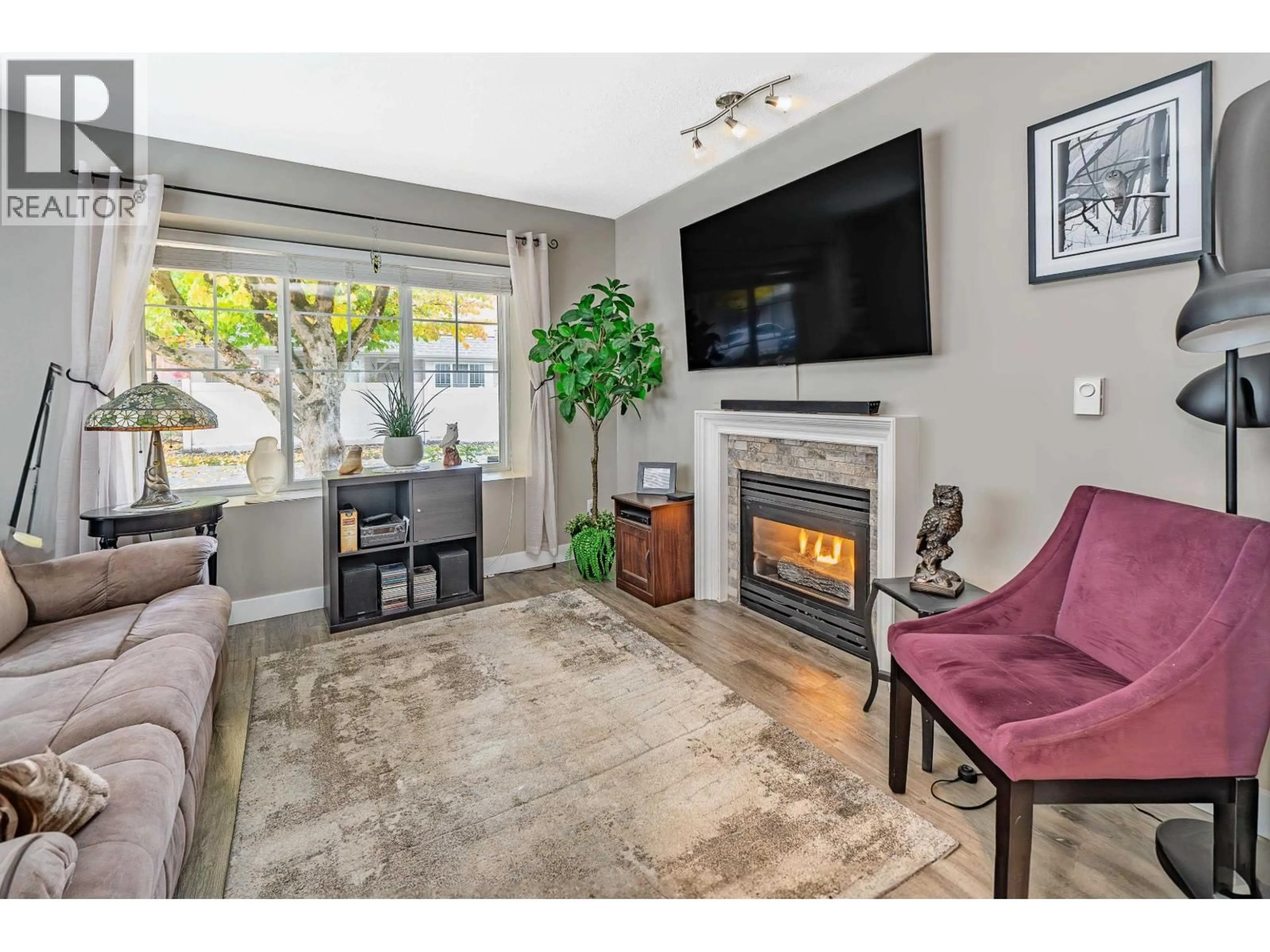 Living room with furniture, ceramic/tile floor for 60 - 23085 118 AVENUE, Maple Ridge British Columbia V2X3J7