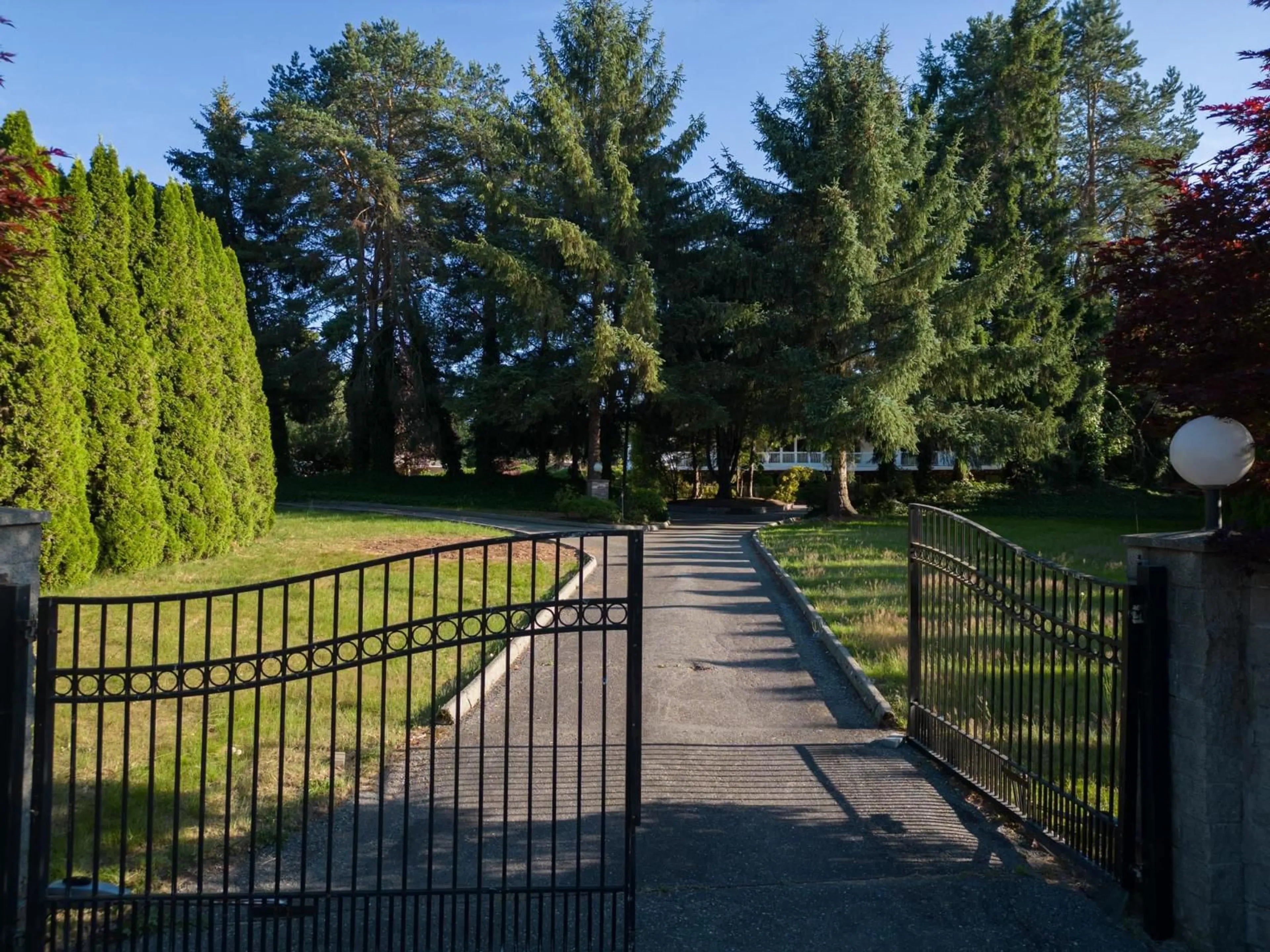 A pic from outside/outdoor area/front of a property/back of a property/a pic from drone, unknown for 21480 18, Langley British Columbia V2Z2G1