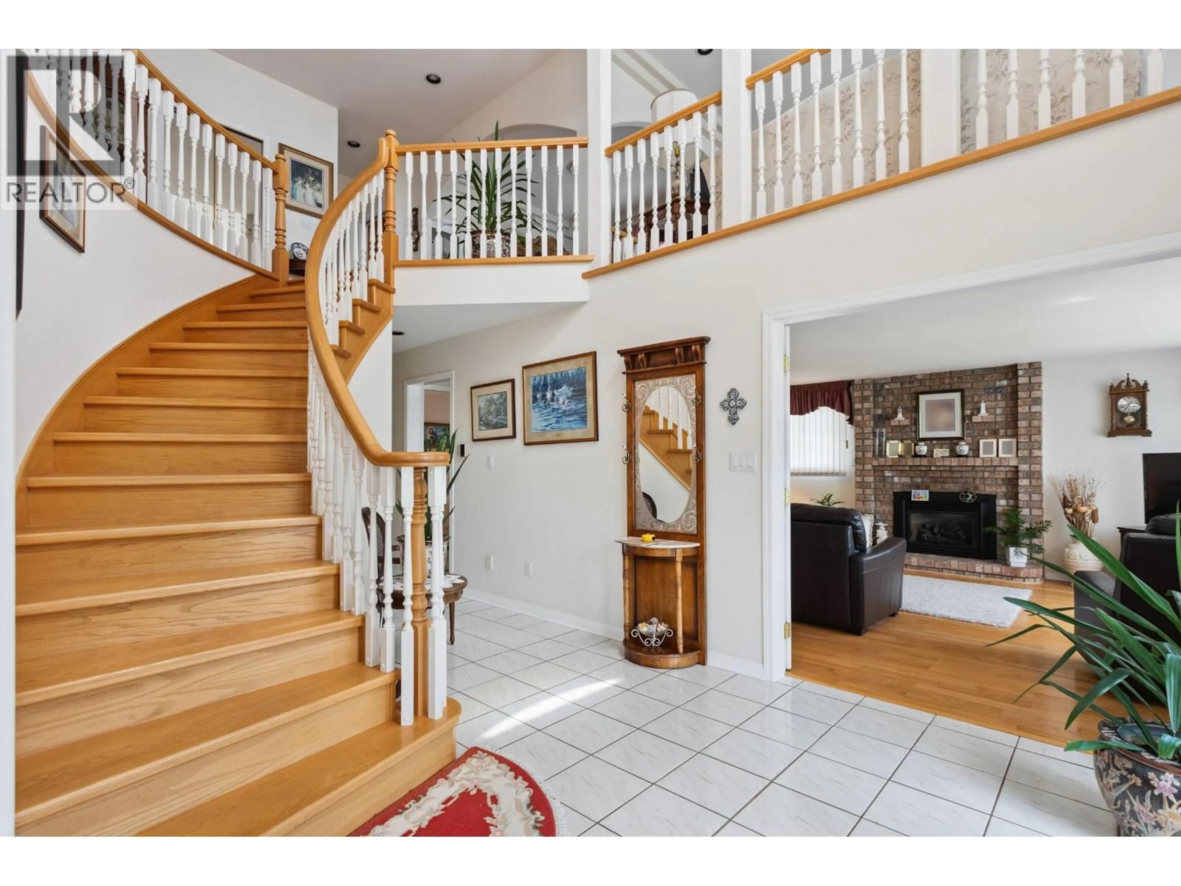 Indoor foyer for 5889 NEVILLE STREET, Burnaby British Columbia V5J2J3