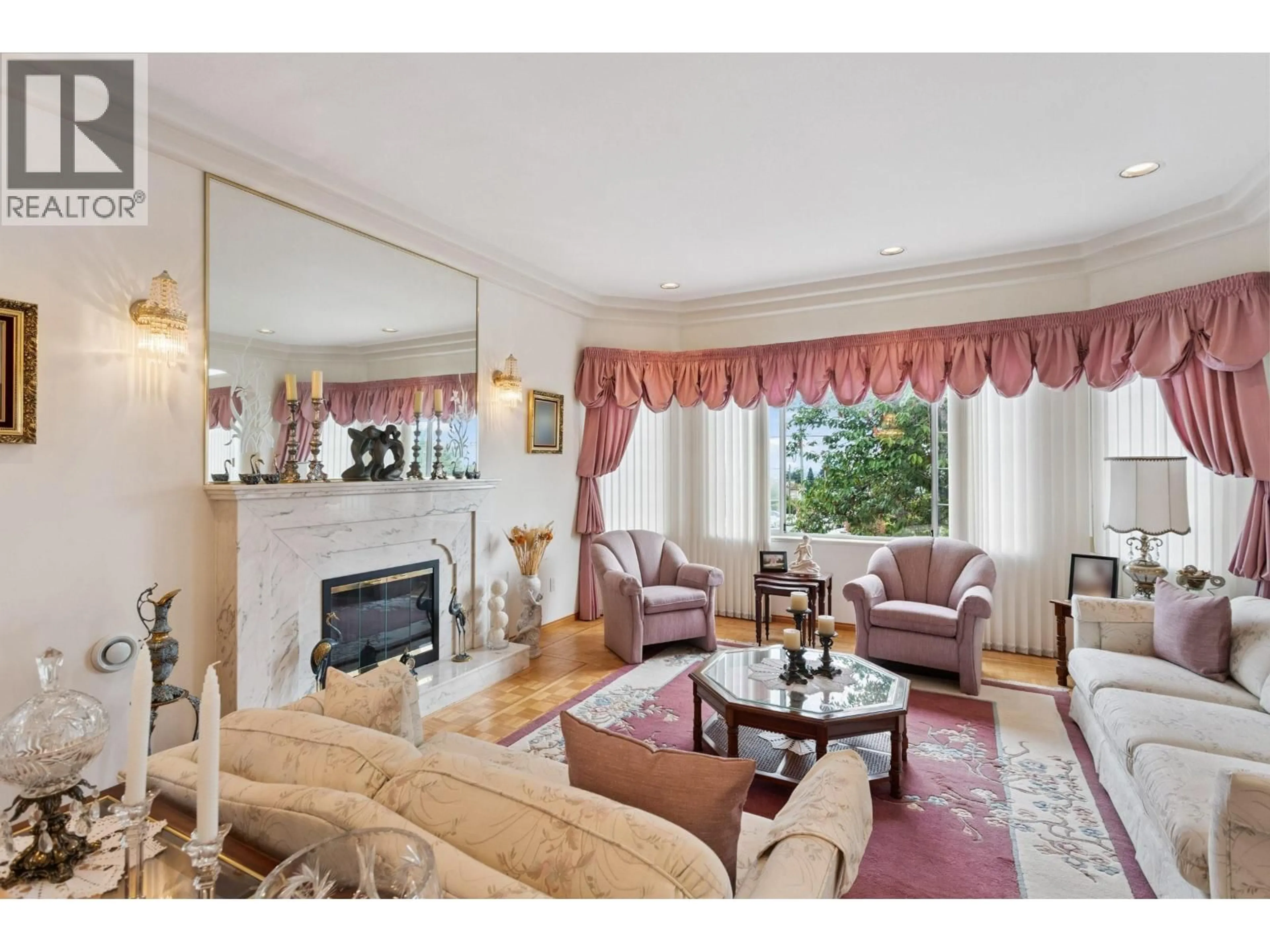 Living room with furniture, unknown for 5889 NEVILLE STREET, Burnaby British Columbia V5J2J3