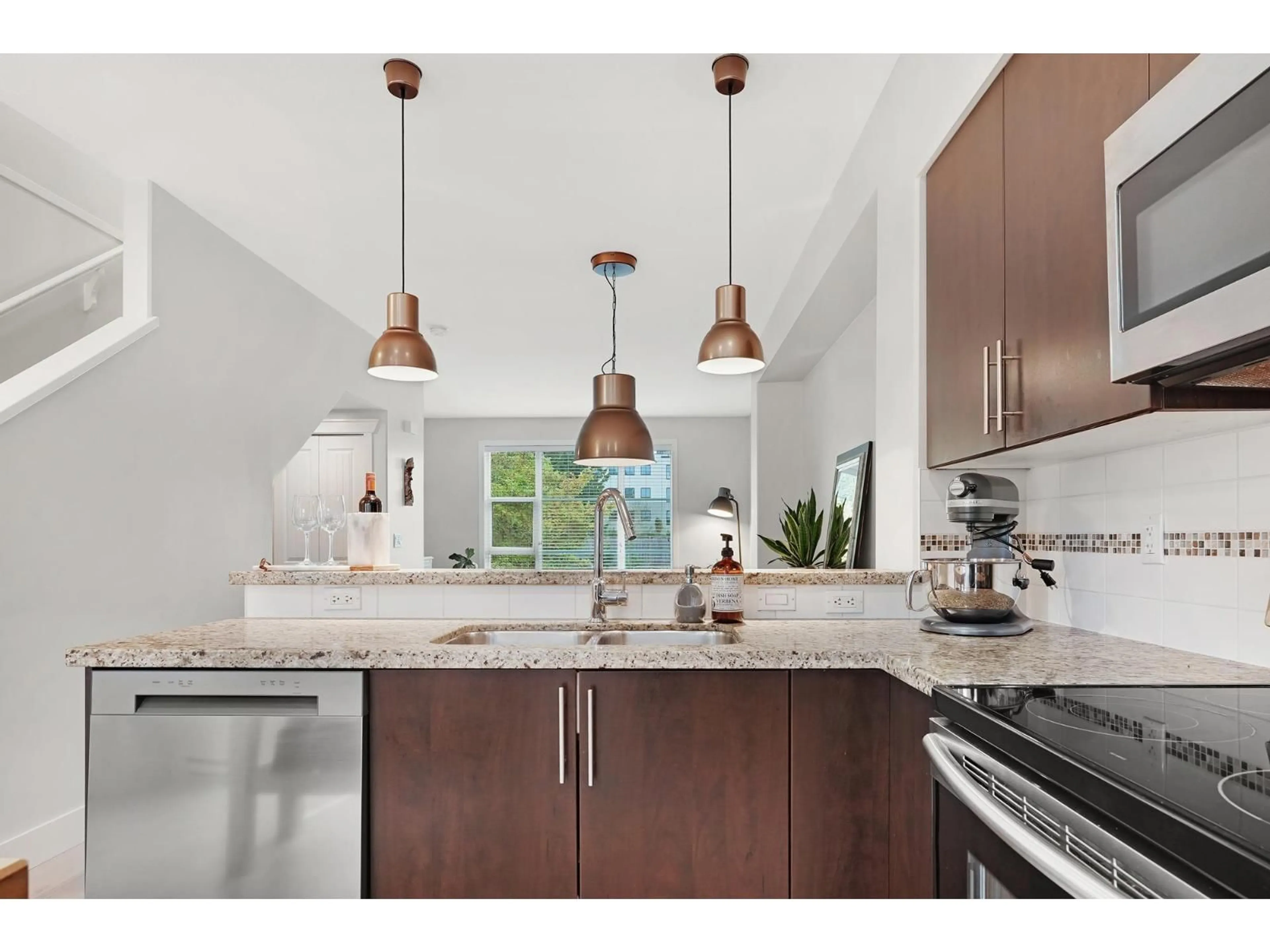 Open concept kitchen, unknown for 73 - 15405 31, Surrey British Columbia V3Z2W5