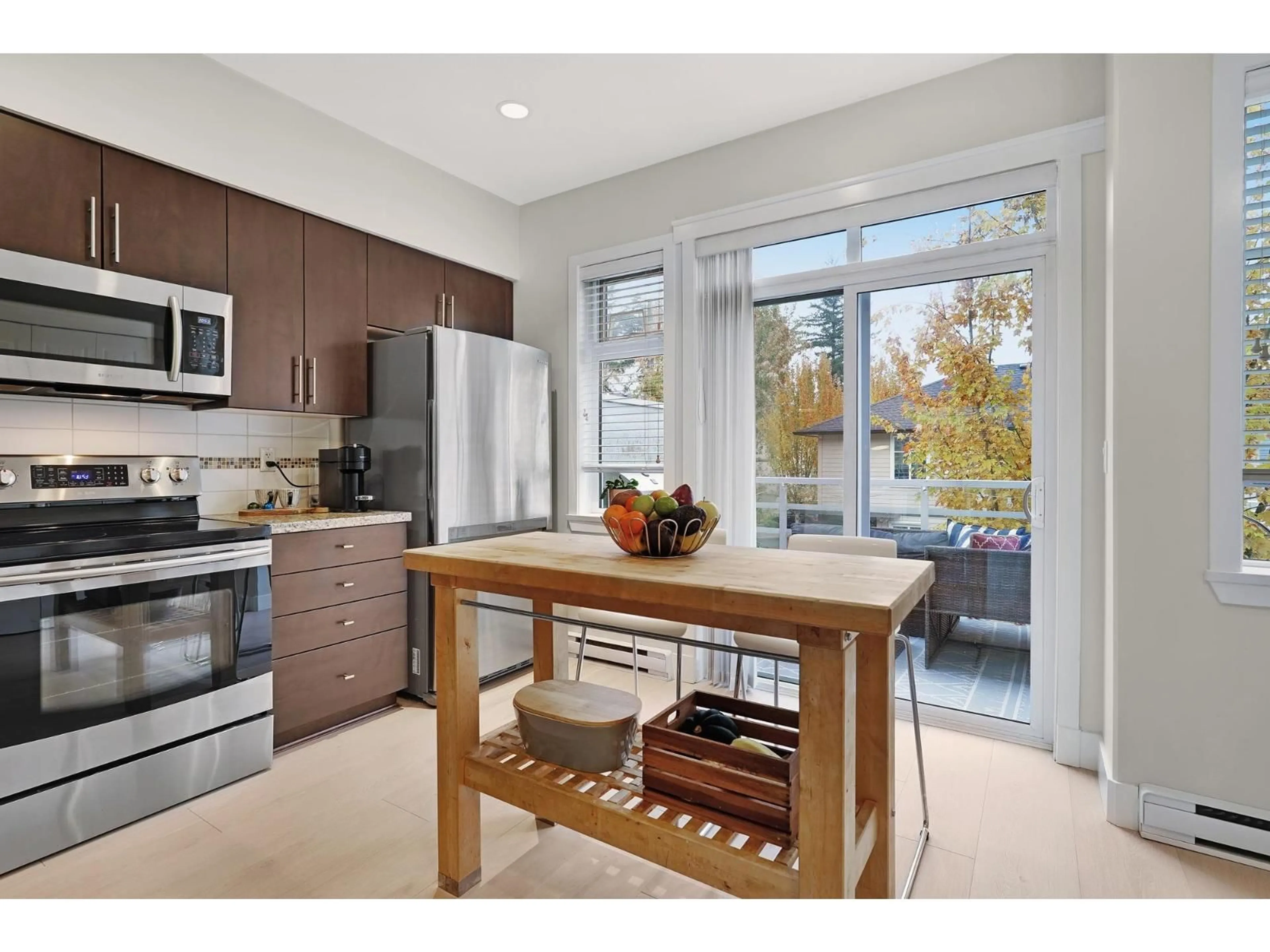 Open concept kitchen, unknown for 73 - 15405 31, Surrey British Columbia V3Z2W5