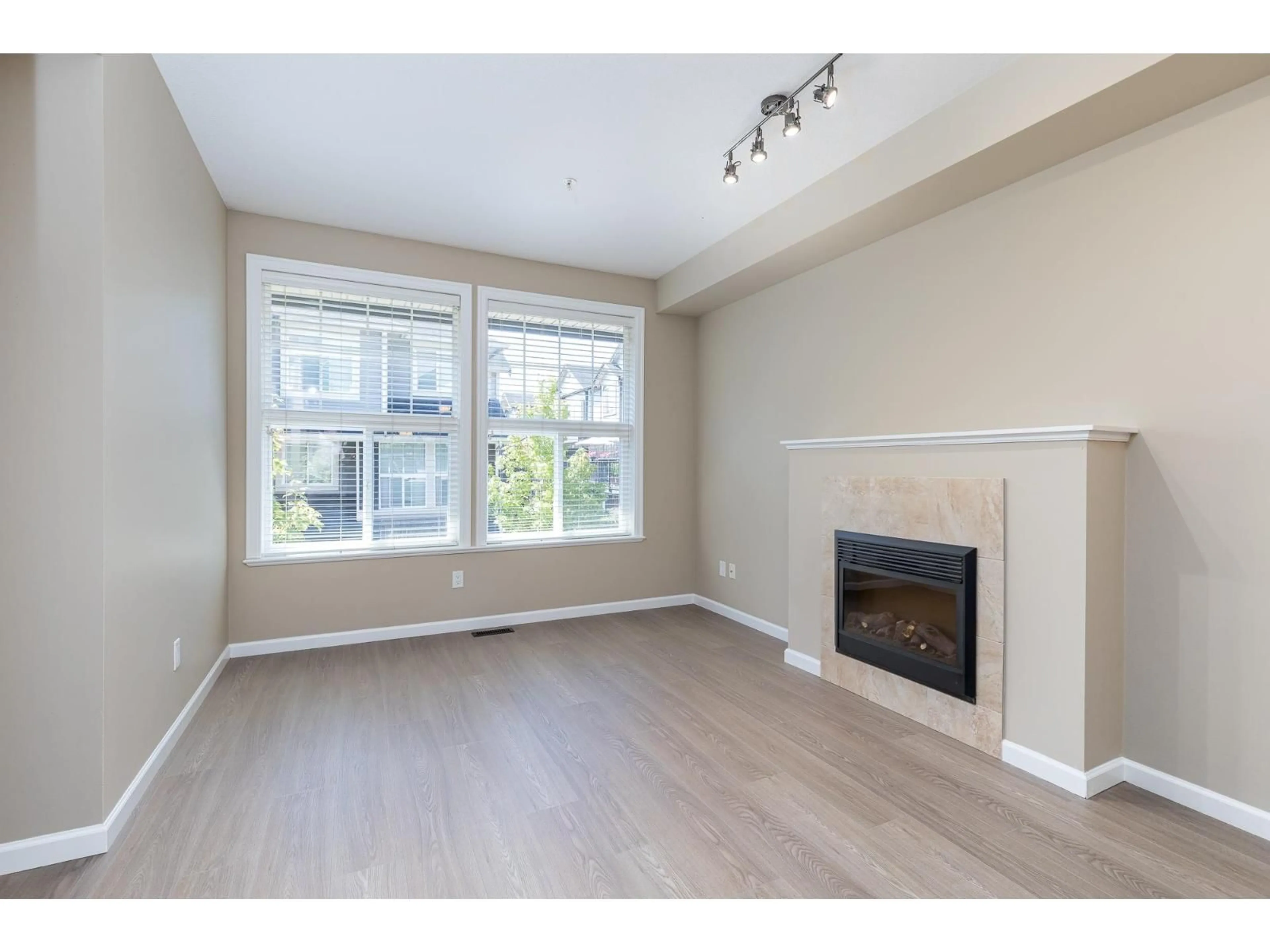 Living room with furniture, wood/laminate floor for 28 - 20831 70, Langley British Columbia V2Y0H1