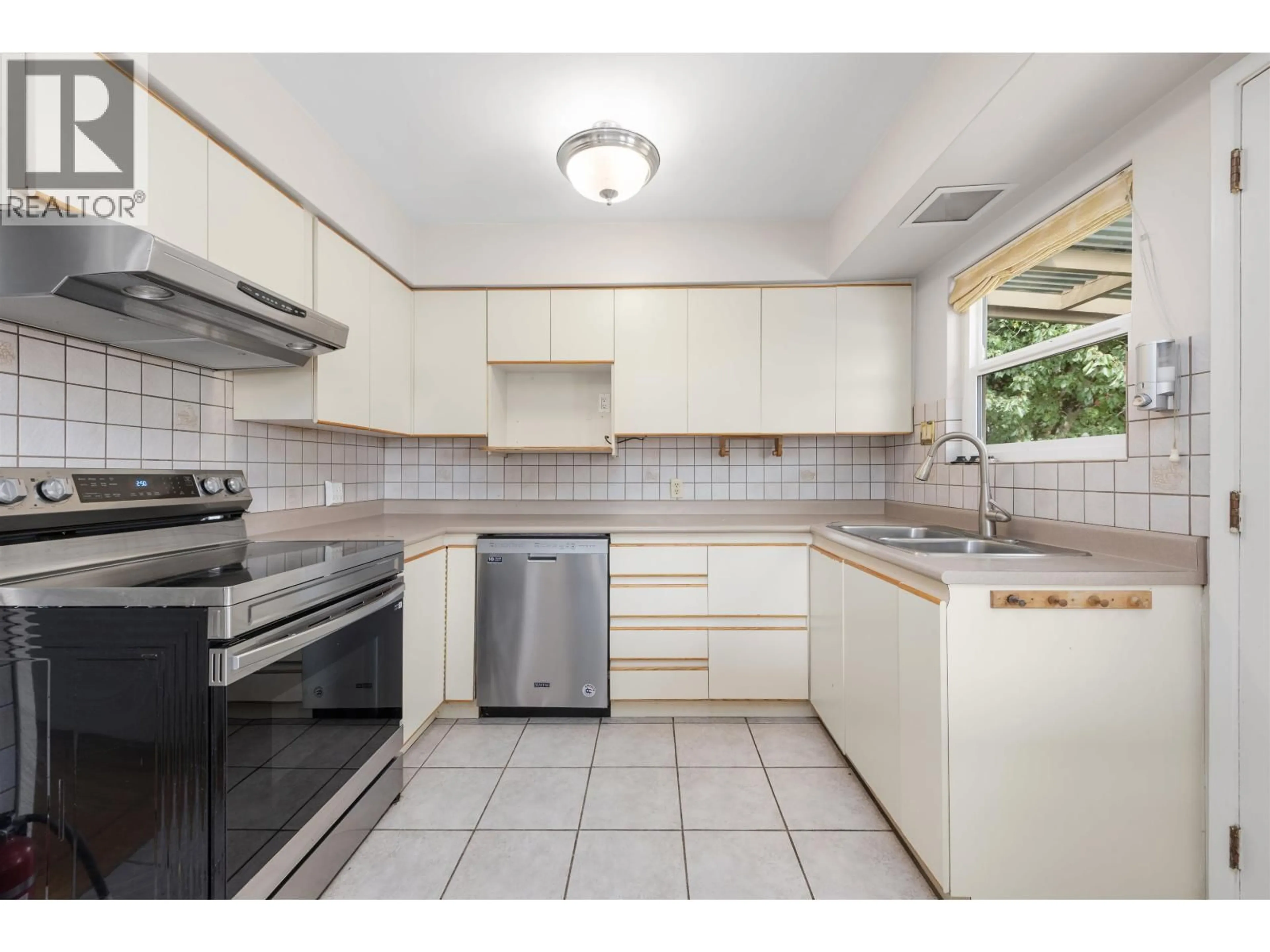 Standard kitchen, ceramic/tile floor for 7988 EDSON AVENUE, Burnaby British Columbia V5J3W7