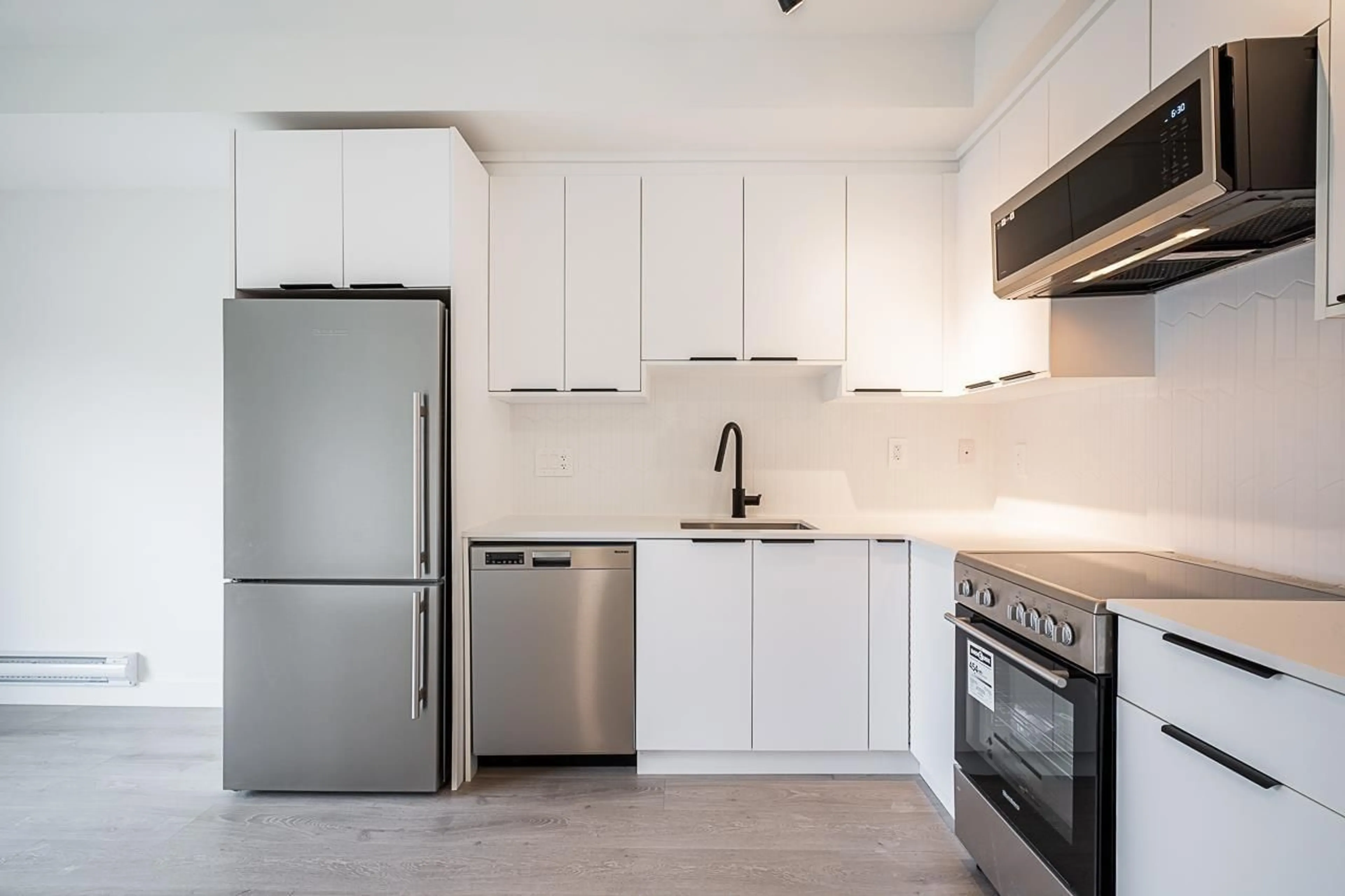 Standard kitchen, unknown for 214 - 10616 132, Surrey British Columbia V3T0T3