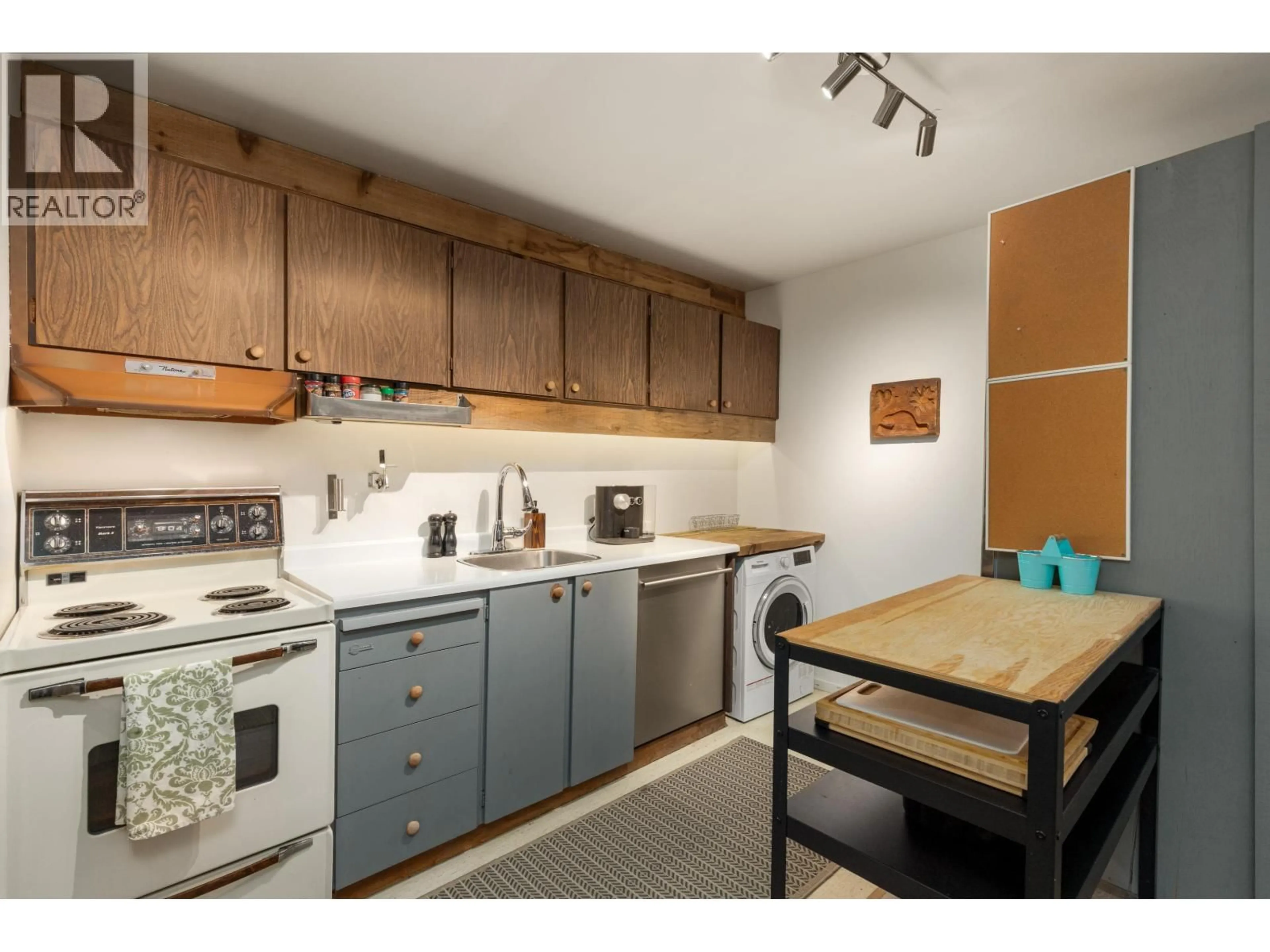 Standard kitchen, wood/laminate floor for 24 - 2020 WATSON WAY, Whistler British Columbia V8E0A9