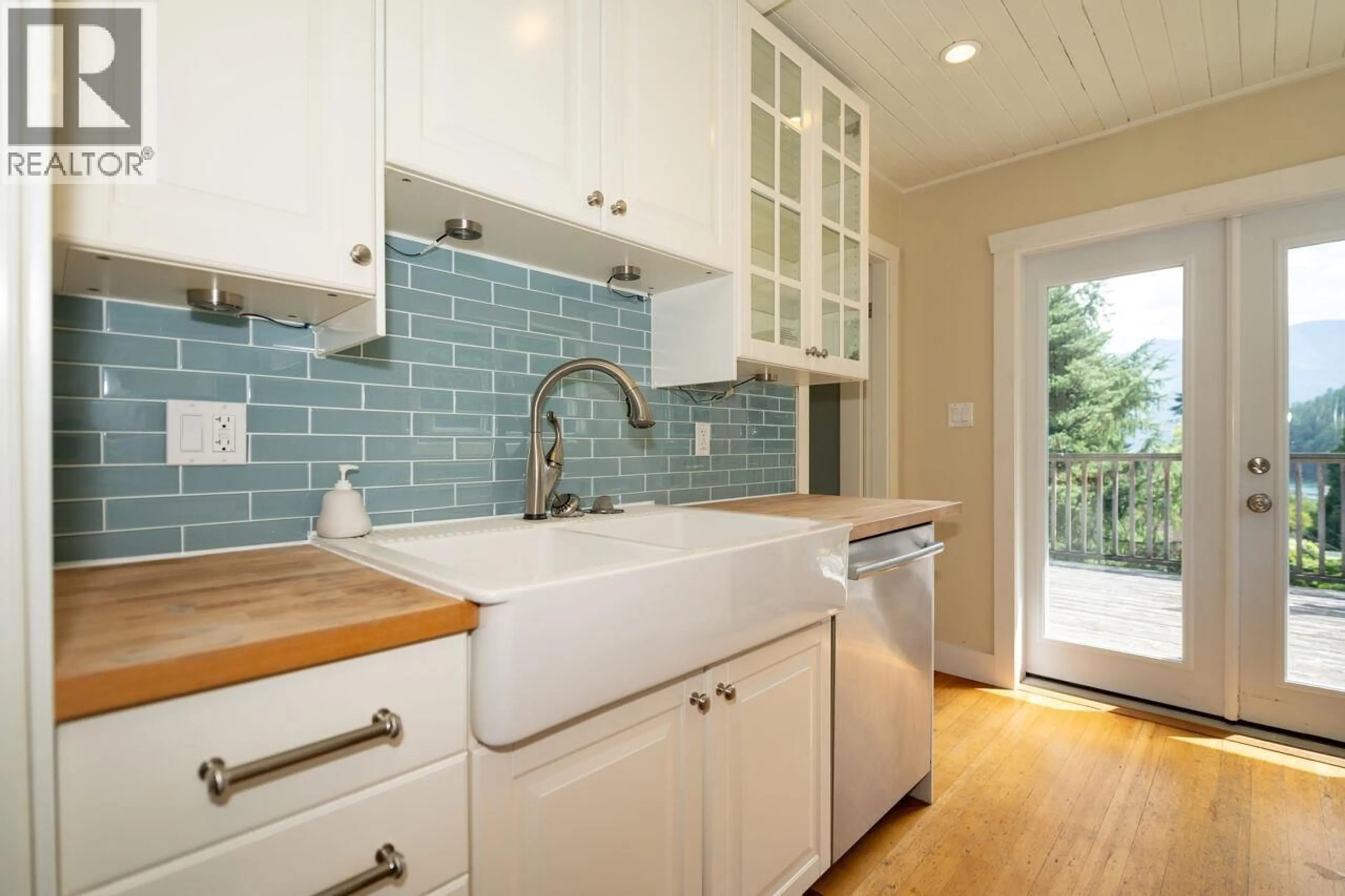 Open concept kitchen, ceramic/tile floor for 987 DORMAN ROAD, Bowen Island British Columbia V0N1G1
