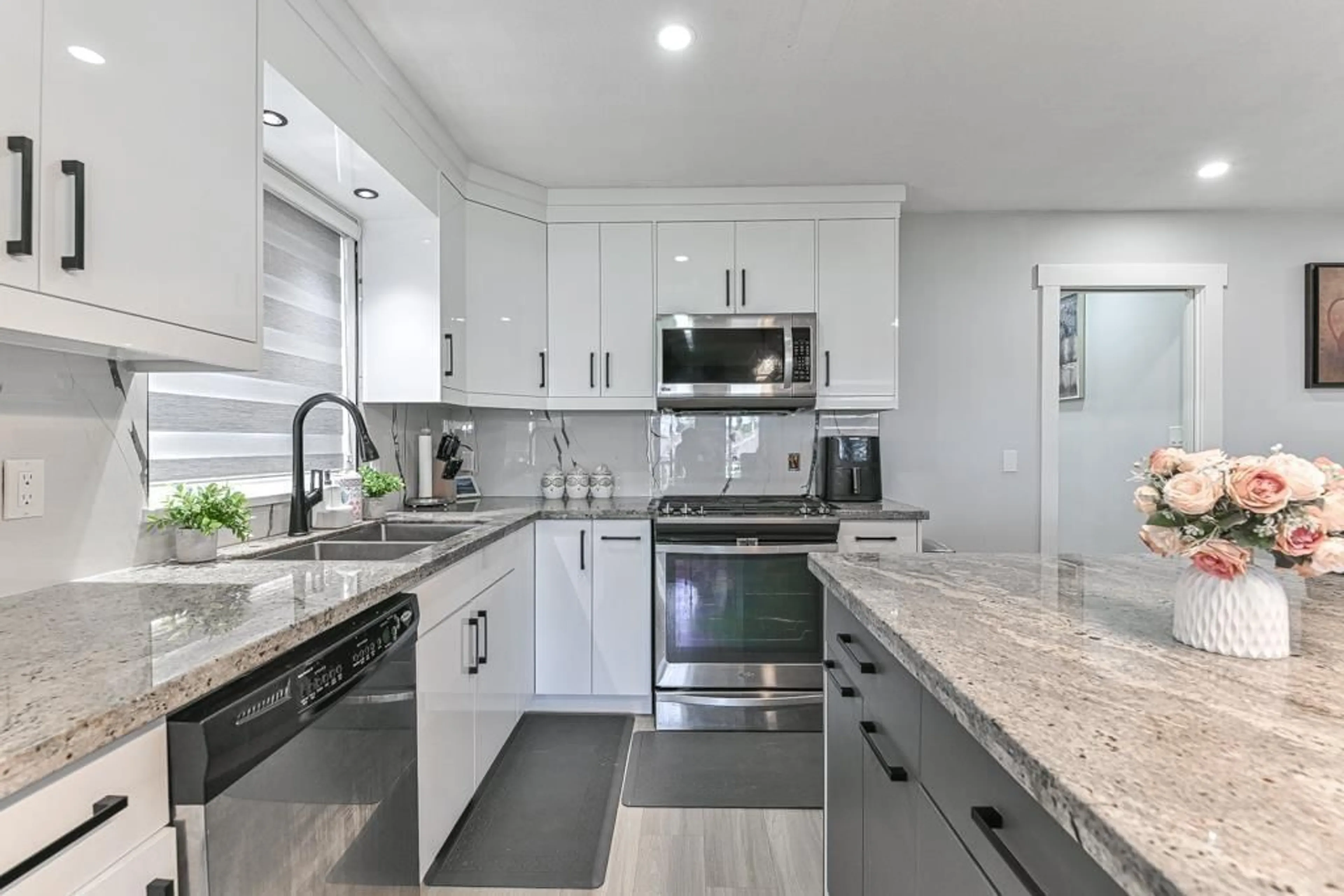 Contemporary kitchen, ceramic/tile floor for 3364 TOWNLINE, Abbotsford British Columbia V2T5S4