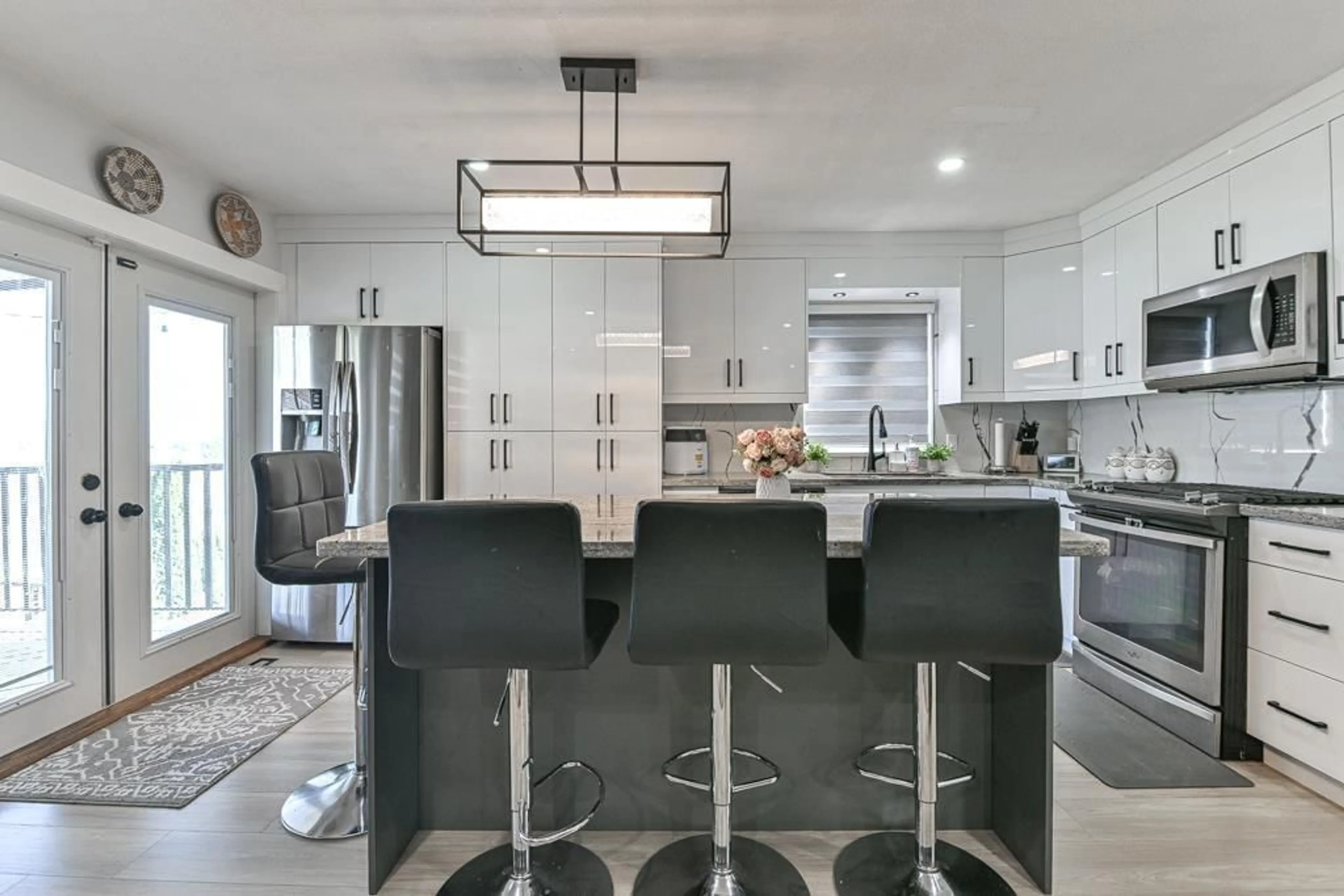 Contemporary kitchen, ceramic/tile floor for 3364 TOWNLINE, Abbotsford British Columbia V2T5S4