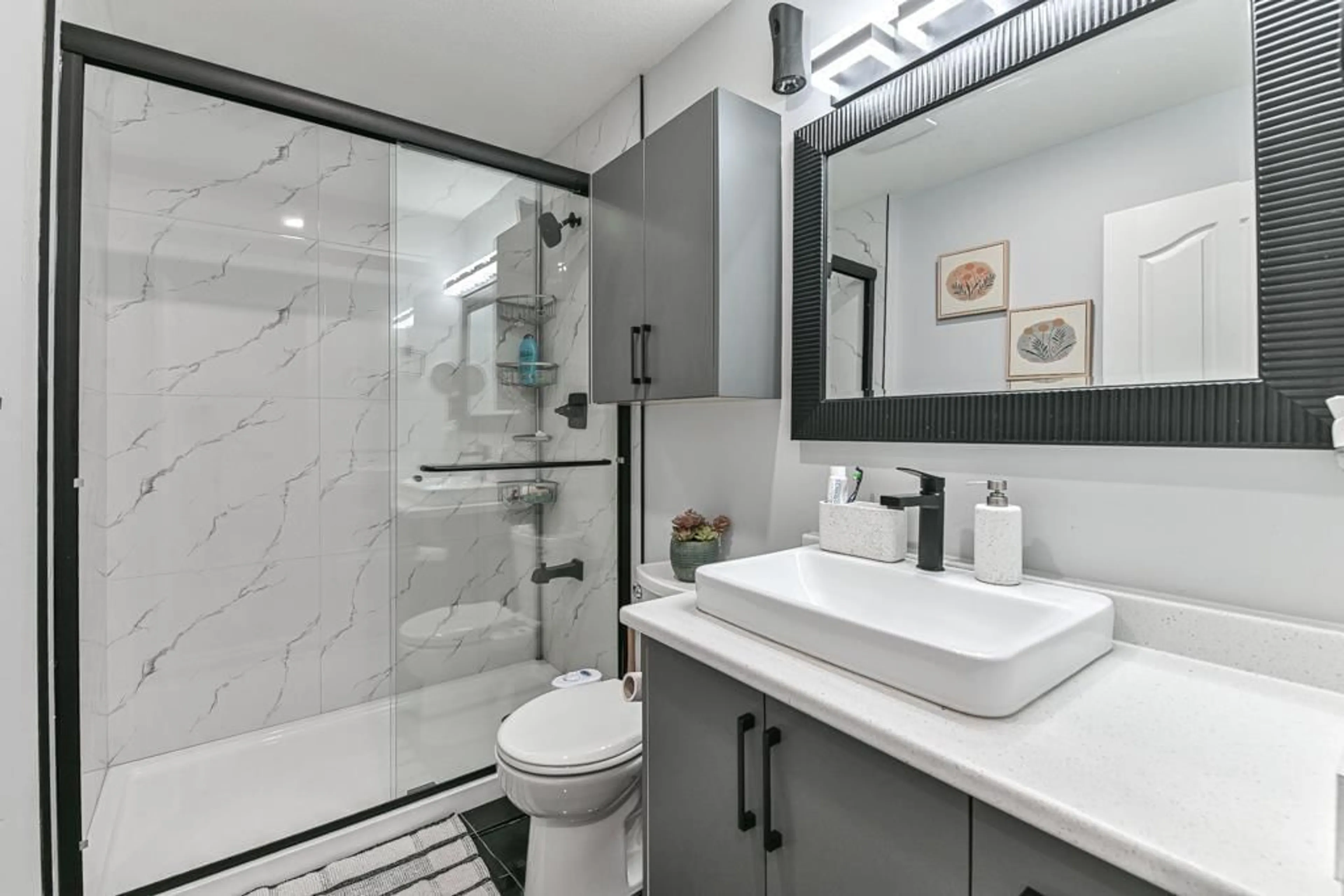 Contemporary bathroom, ceramic/tile floor for 3364 TOWNLINE, Abbotsford British Columbia V2T5S4