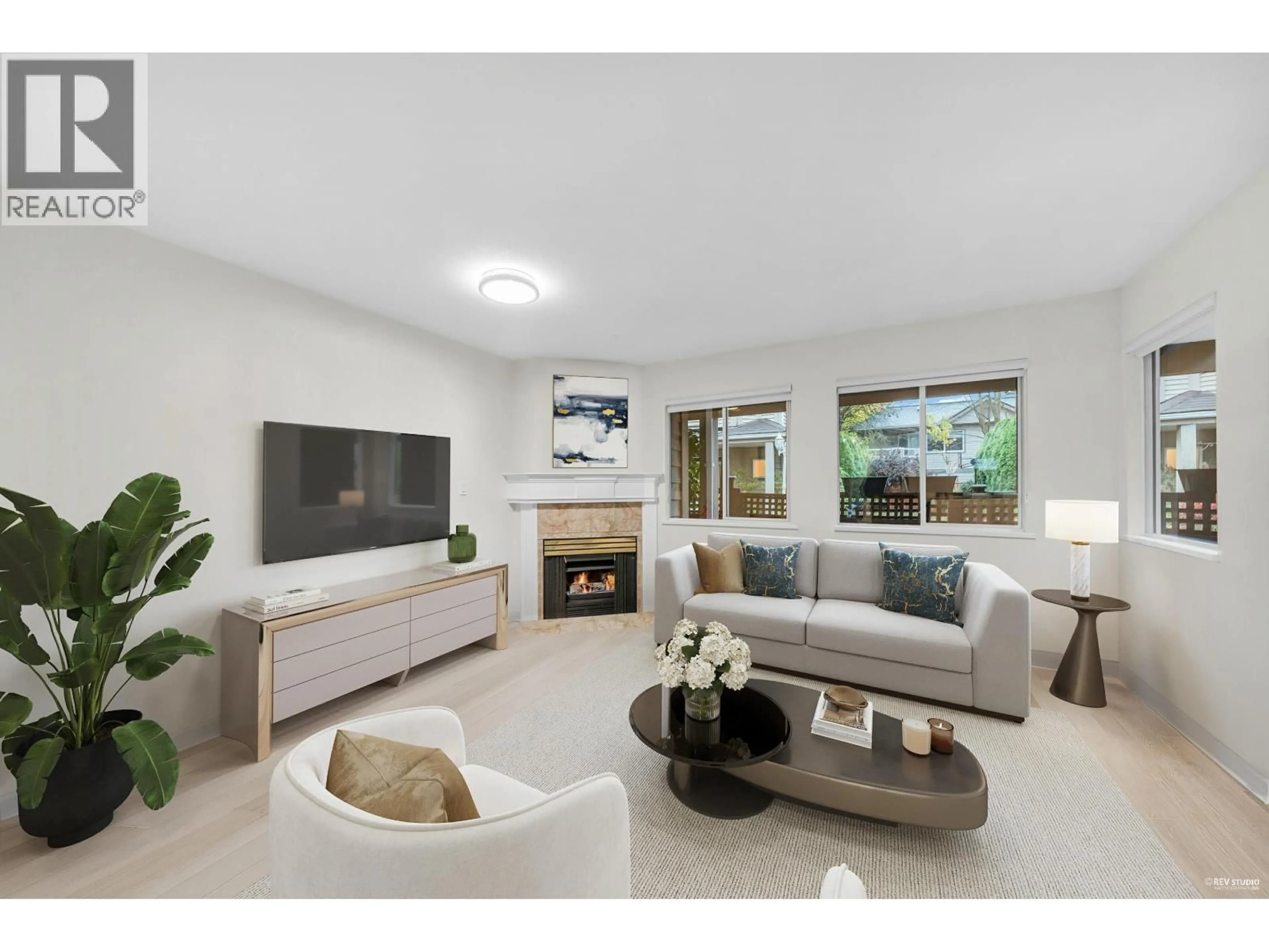 Living room with furniture, unknown for 8 - 815 TOBRUCK AVENUE, North Vancouver British Columbia V7P1V9