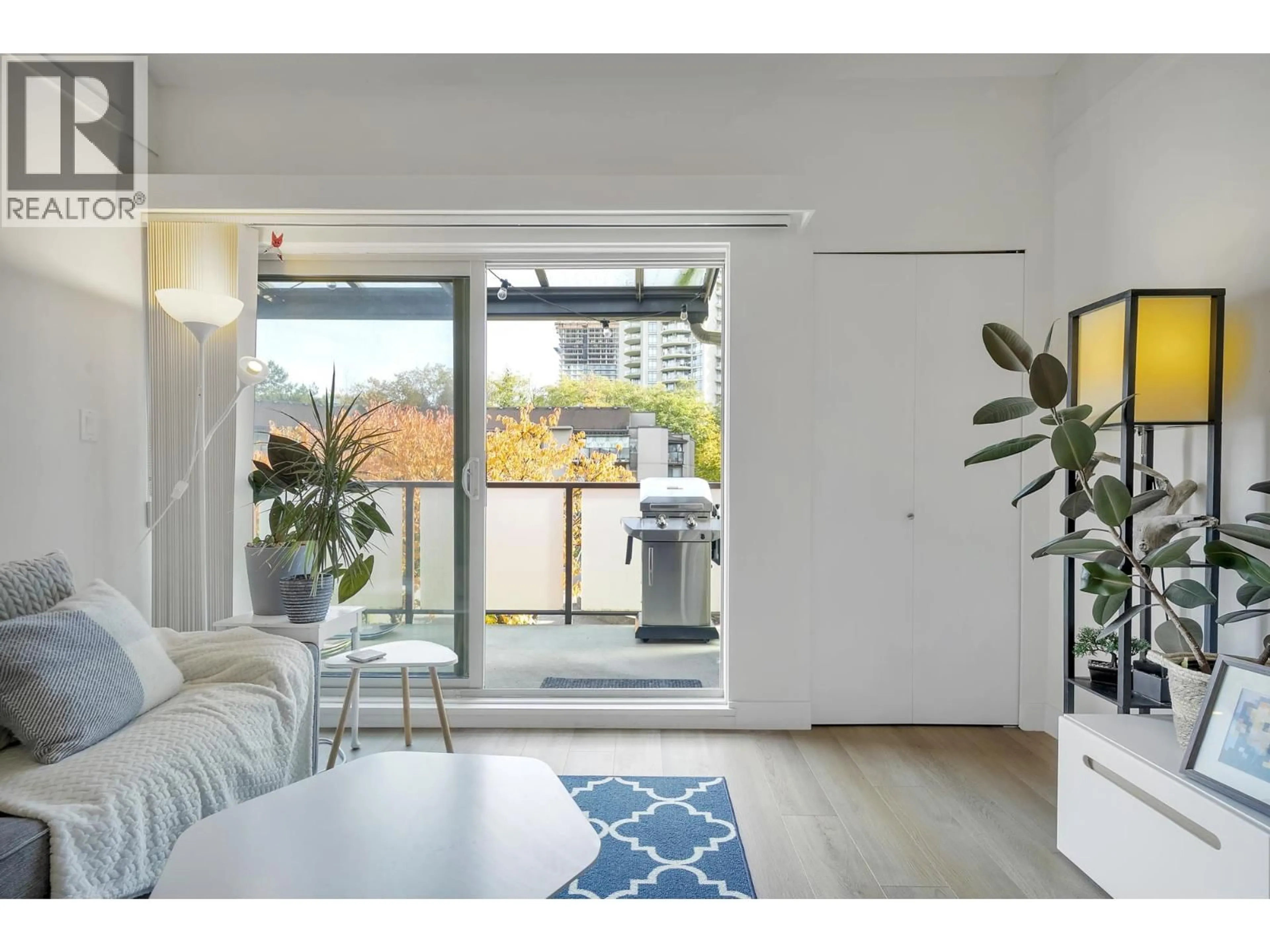 Indoor entryway for 322 - 4363 HALIFAX STREET, Burnaby British Columbia V5C5Z3