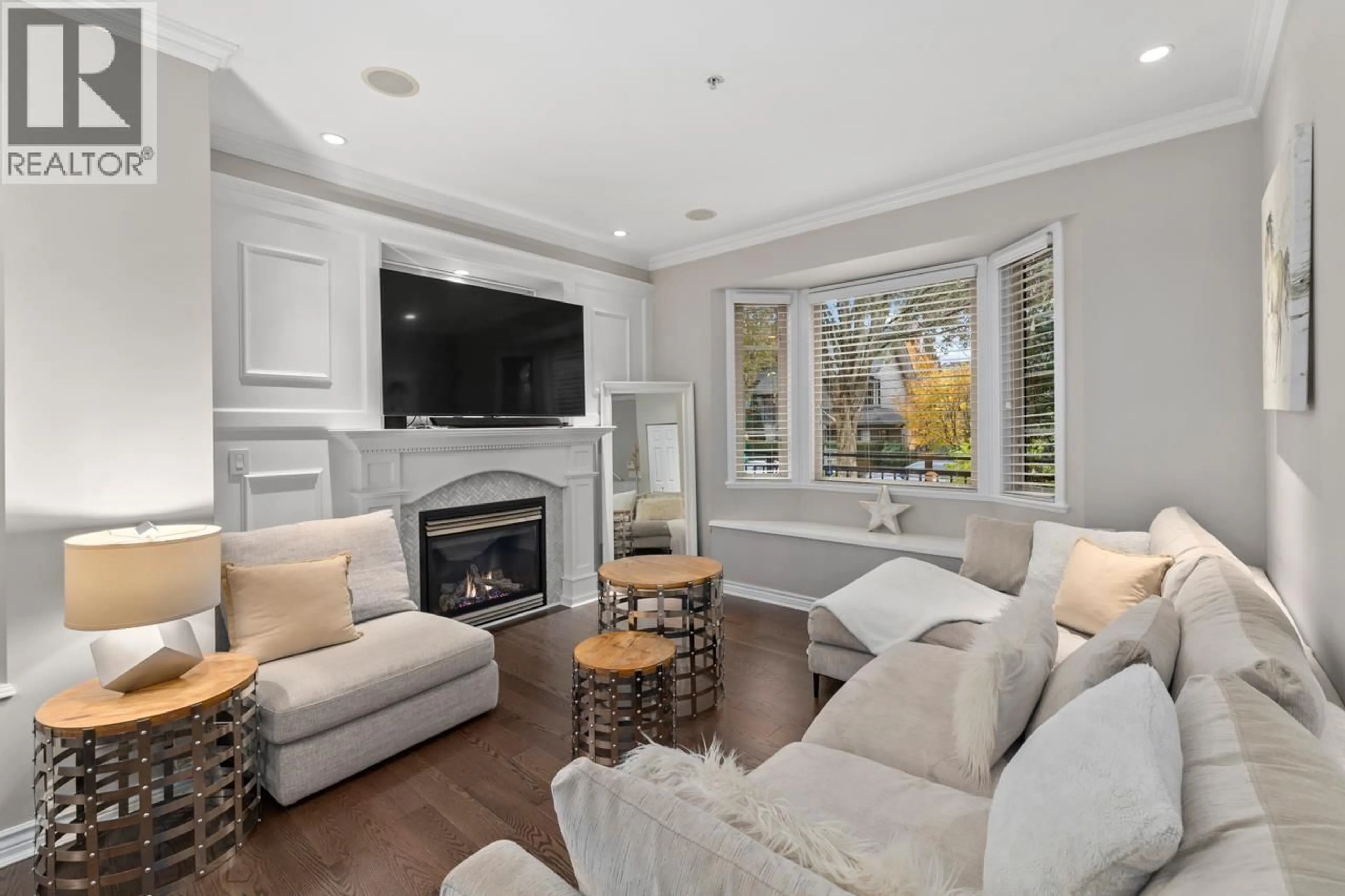 Living room with furniture, unknown for 3135 SUNNYHURST ROAD, North Vancouver British Columbia V7K2G4