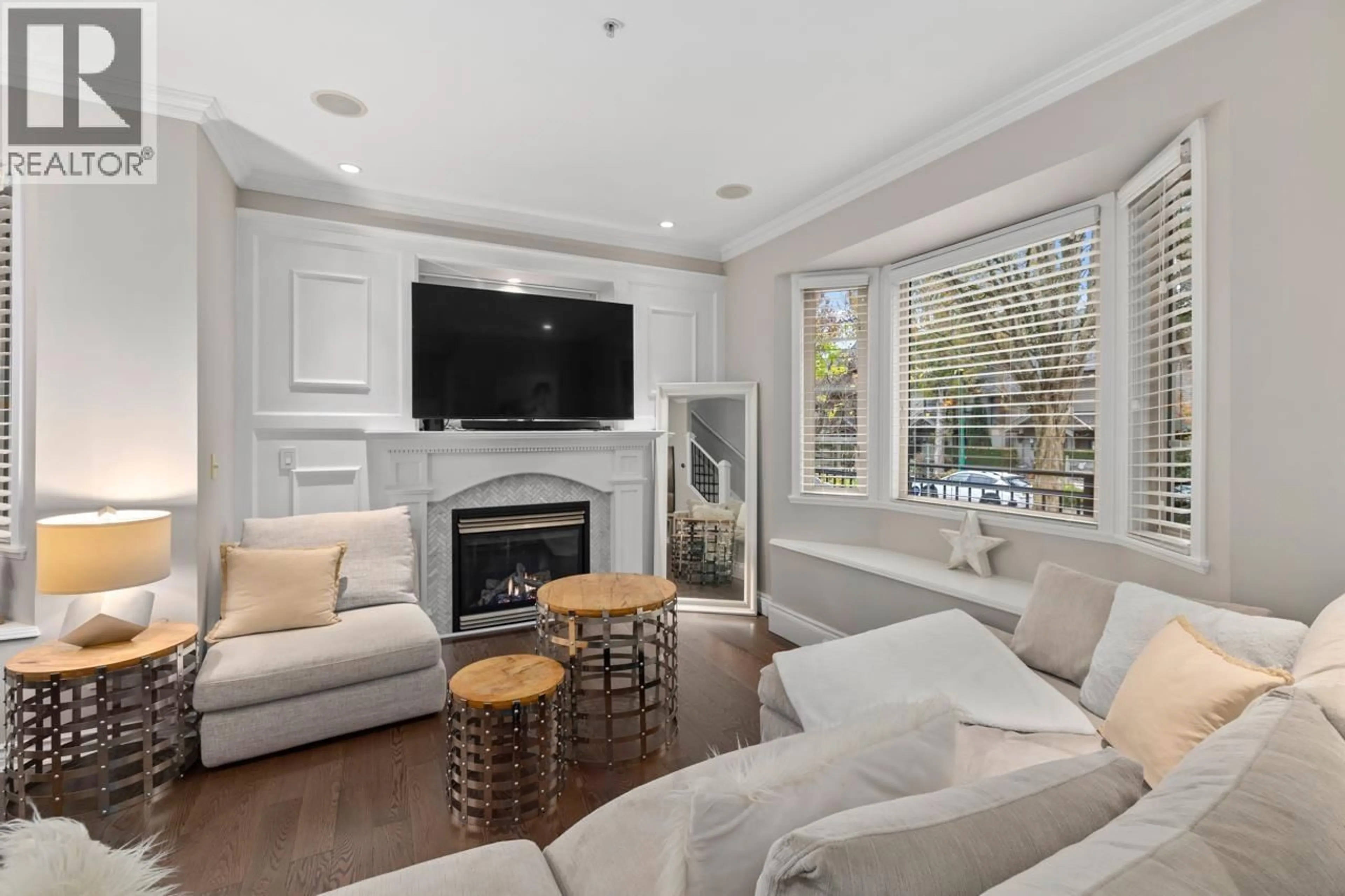 Living room with furniture, unknown for 3135 SUNNYHURST ROAD, North Vancouver British Columbia V7K2G4