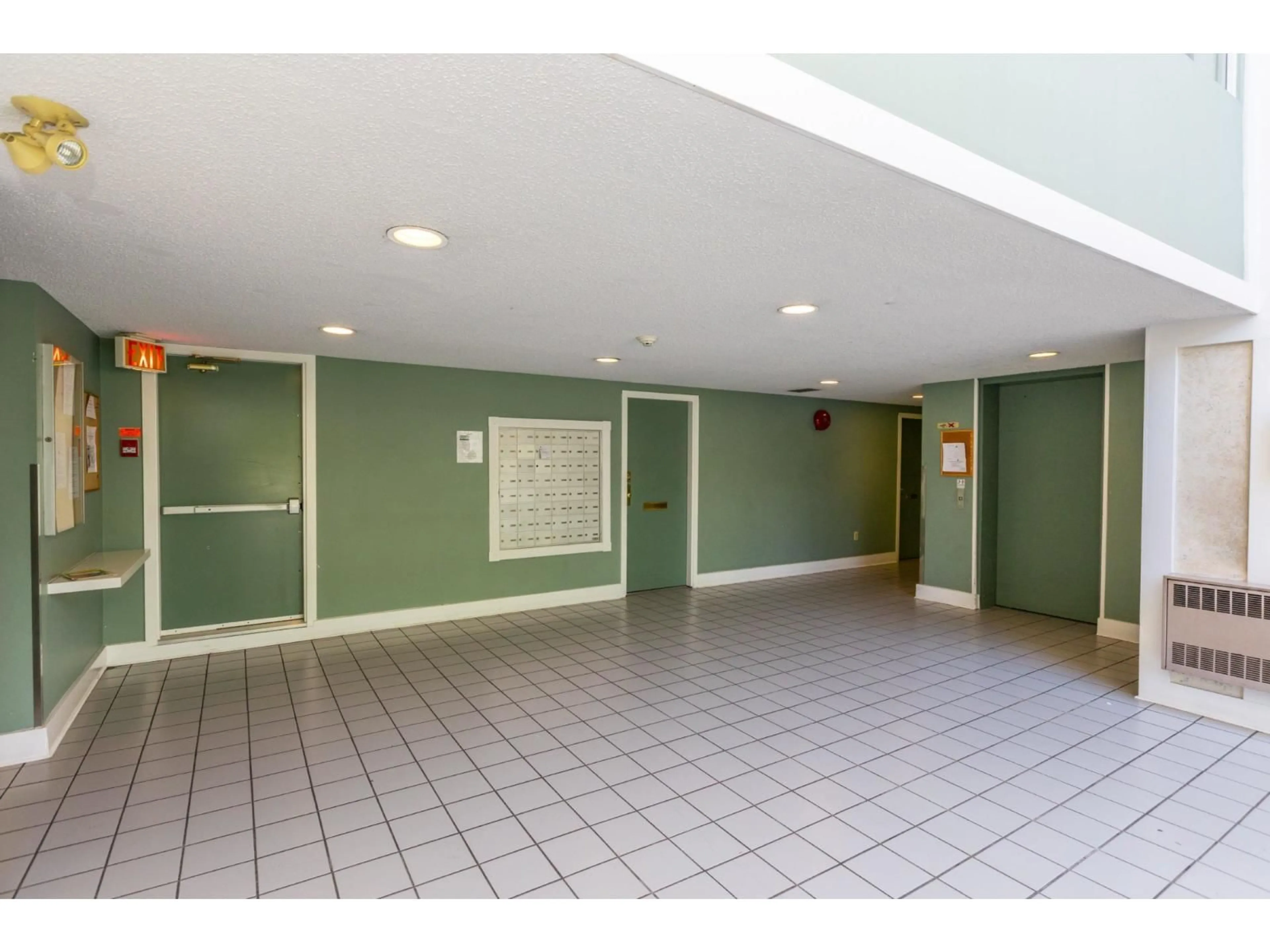 Indoor foyer for 306 - 9644 134, Surrey British Columbia V3T5M3