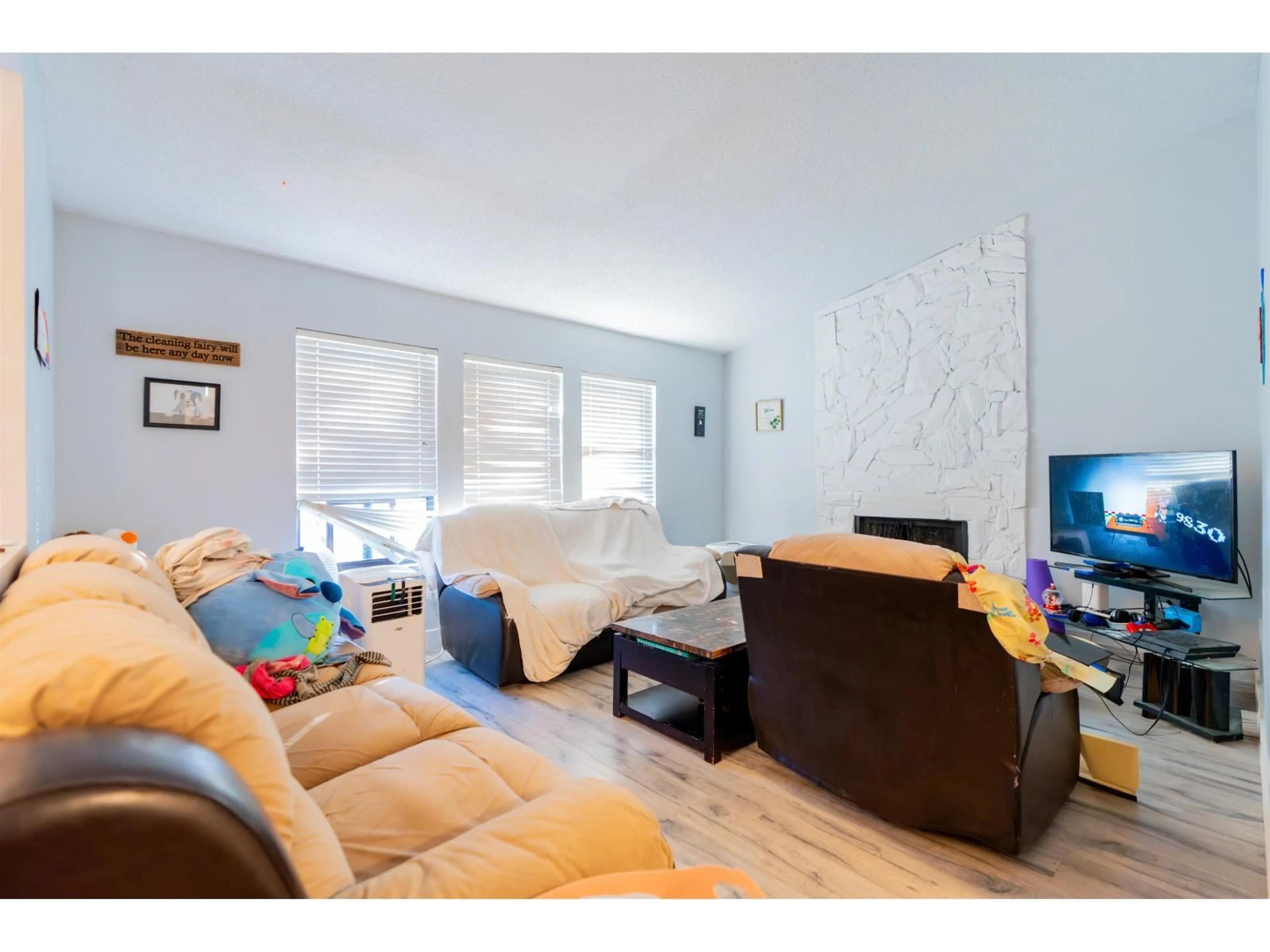 Living room with furniture, wood/laminate floor for 2337 WAKEFIELD, Langley British Columbia V2Y1B2