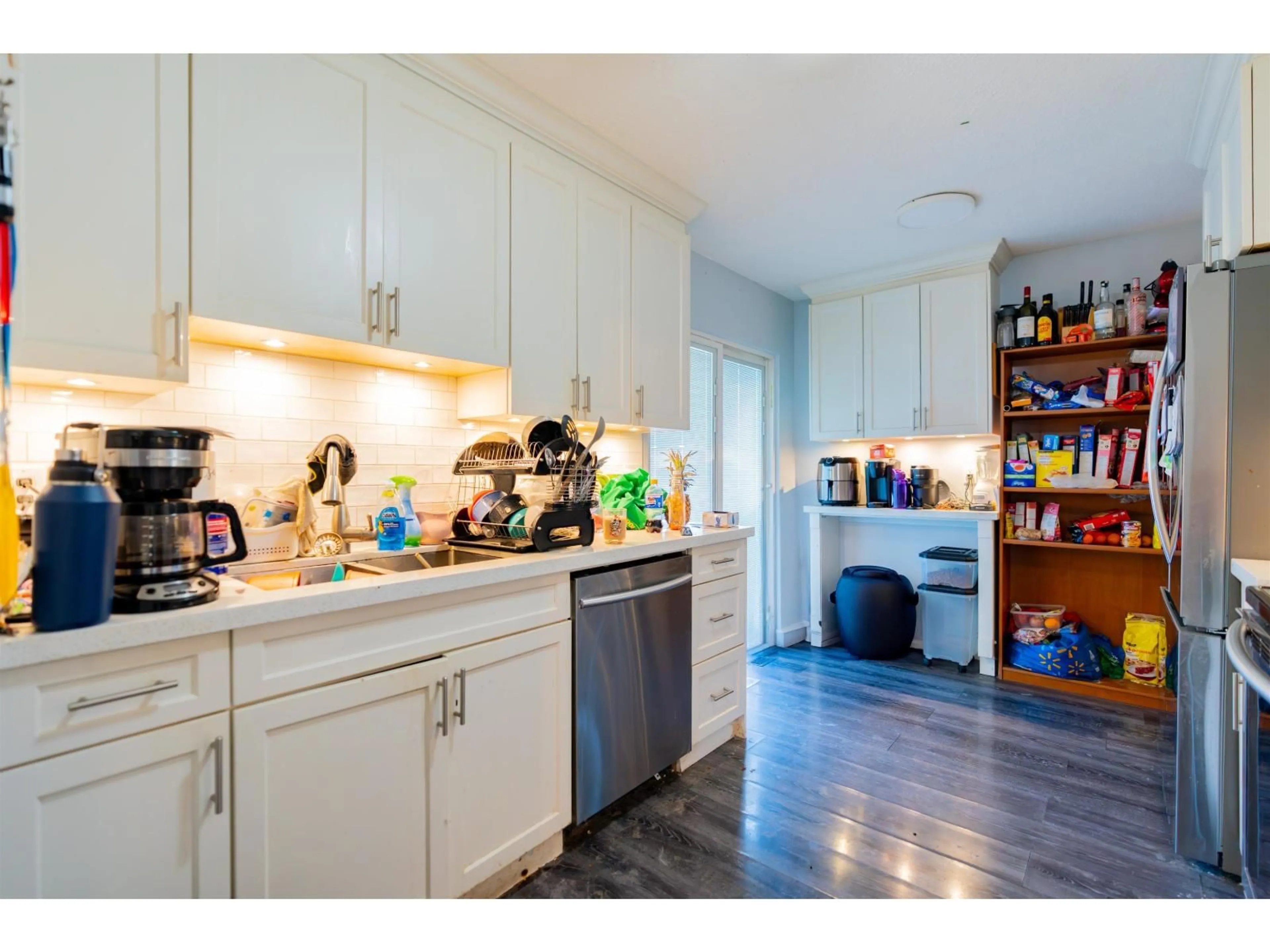 Standard kitchen, wood/laminate floor for 2337 WAKEFIELD, Langley British Columbia V2Y1B2