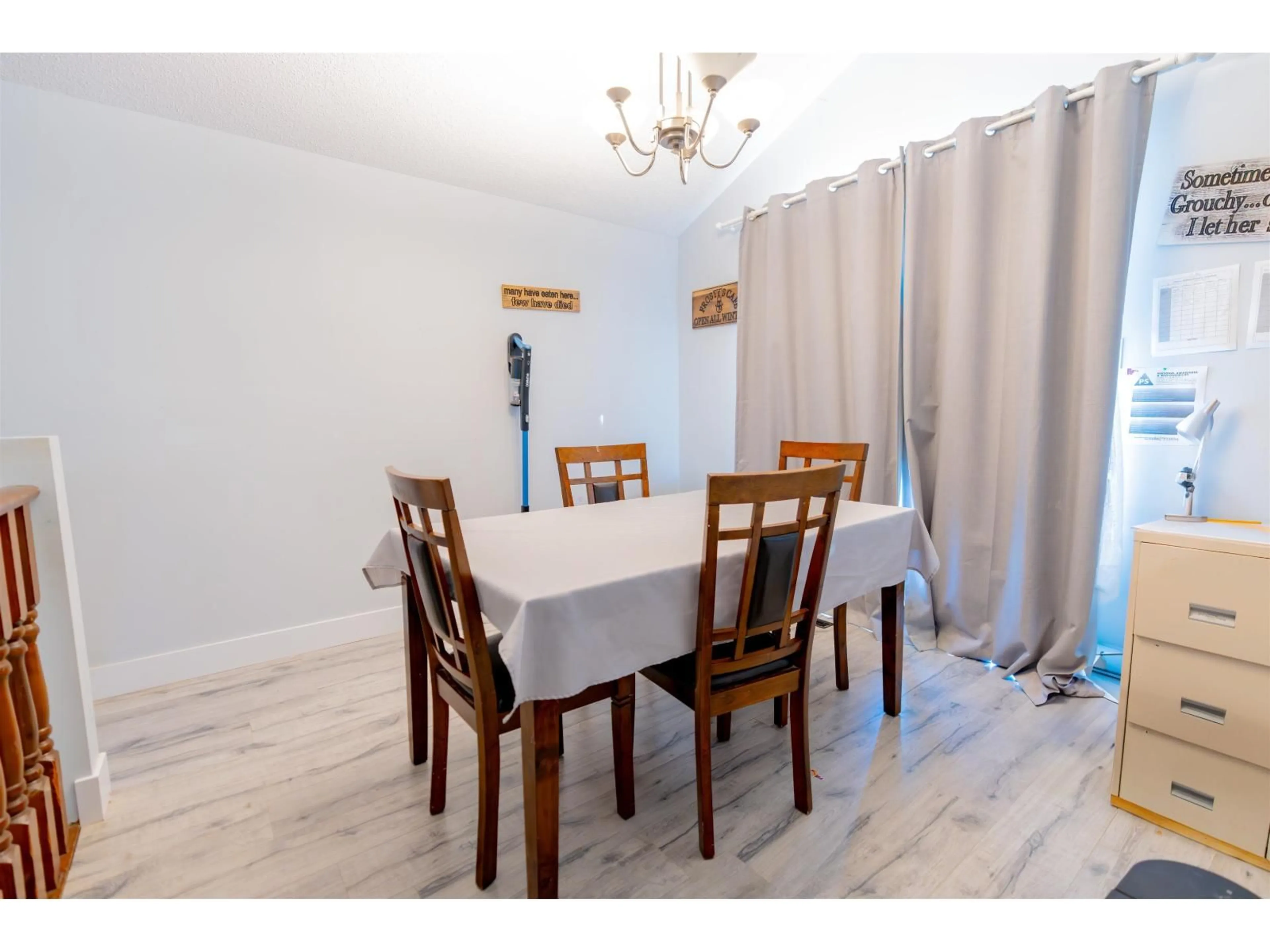 Dining room, wood/laminate floor for 2337 WAKEFIELD, Langley British Columbia V2Y1B2