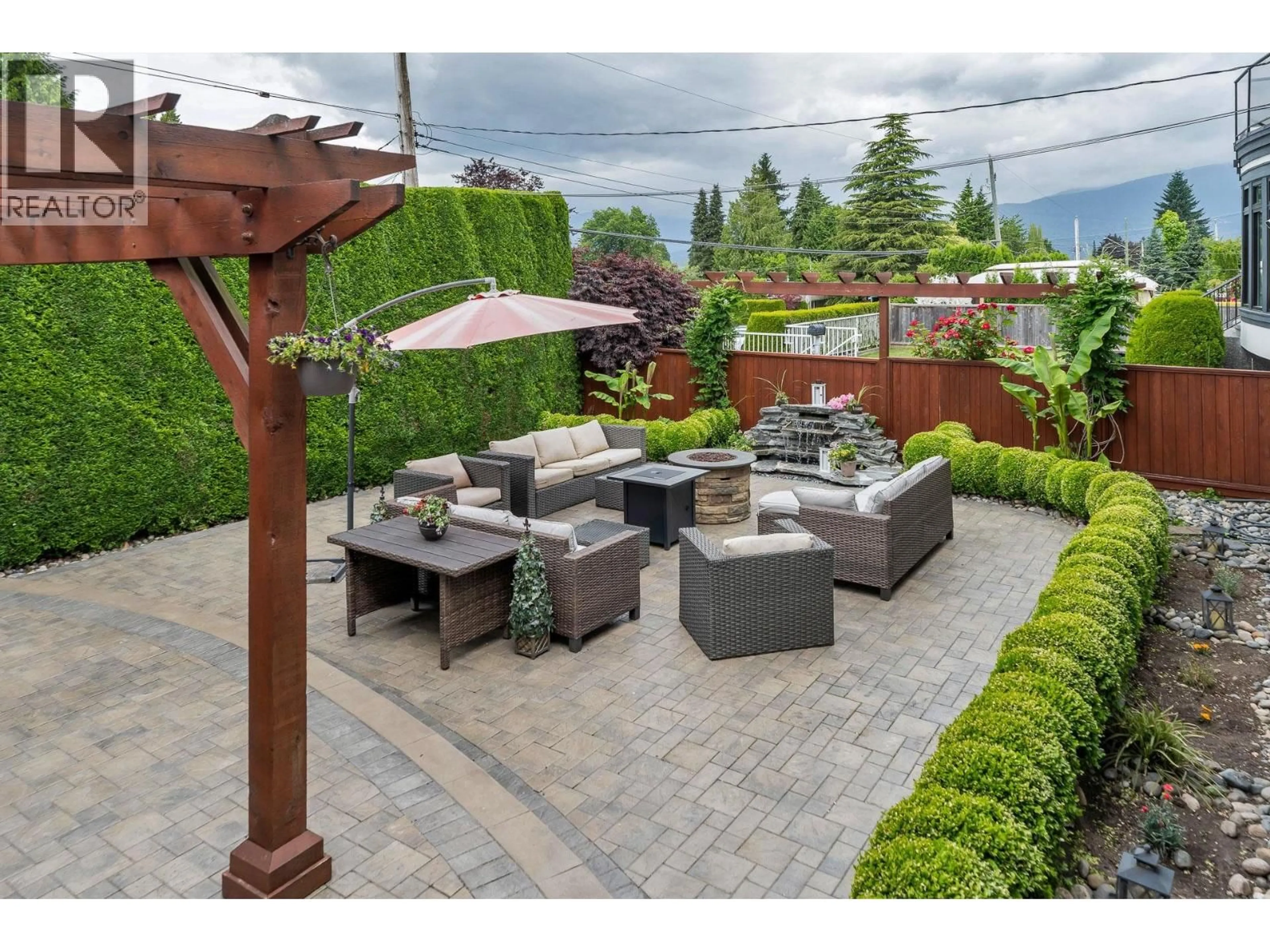 Patio, street for 7205 UNION STREET, Burnaby British Columbia V5A1J1