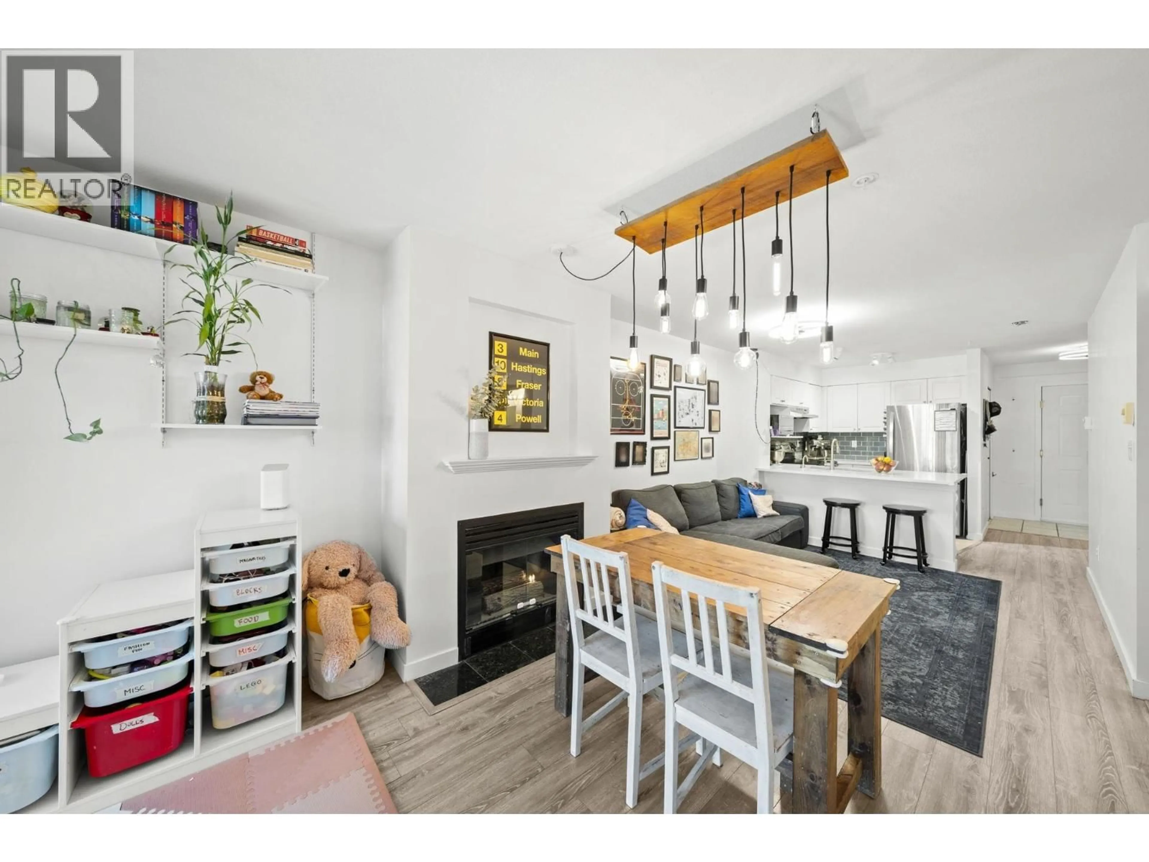 Open concept kitchen, wood/laminate floor for 315 - 760 KINGSWAY, Vancouver British Columbia V5V3C1