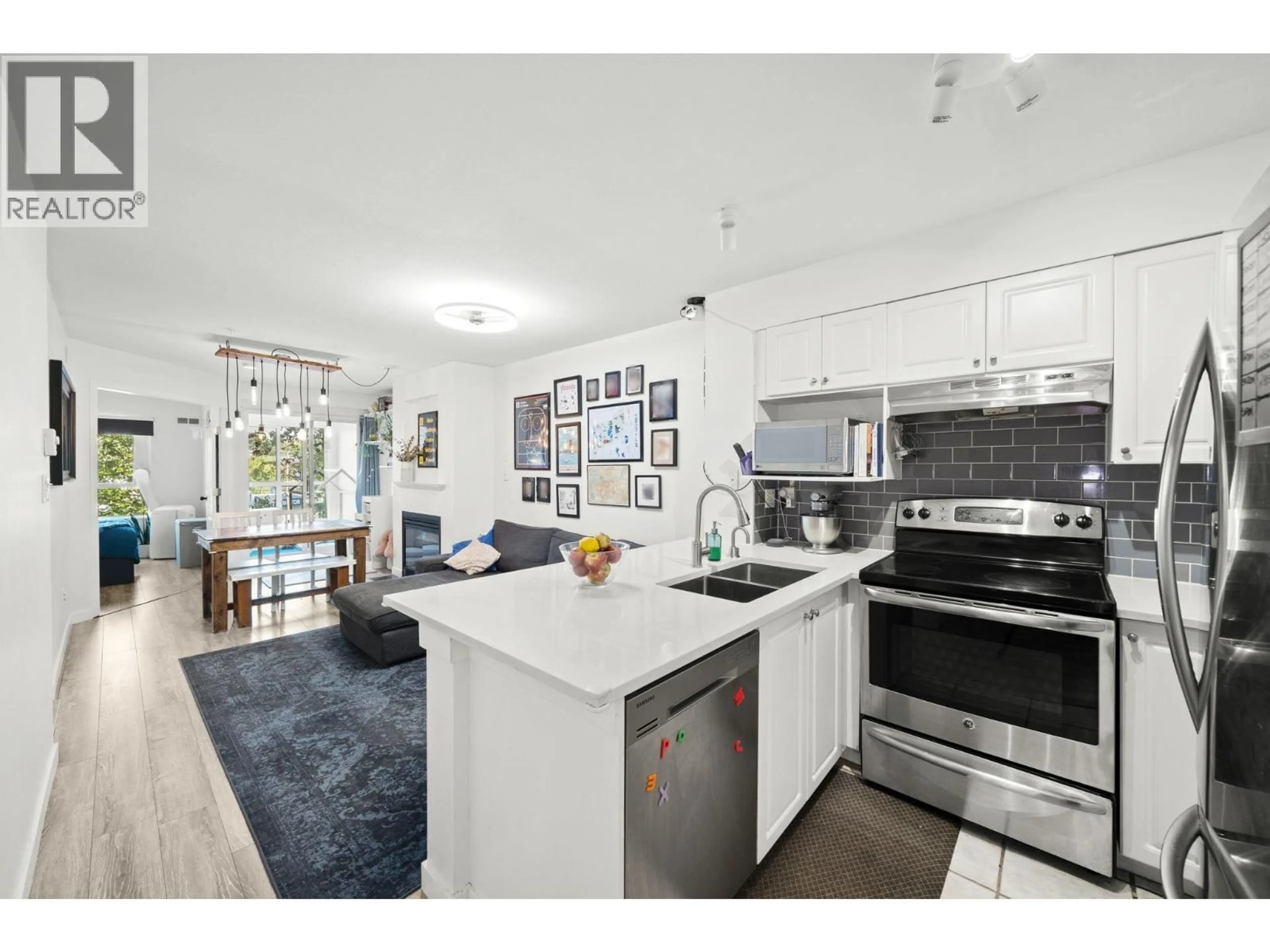 Open concept kitchen, ceramic/tile floor for 315 - 760 KINGSWAY, Vancouver British Columbia V5V3C1