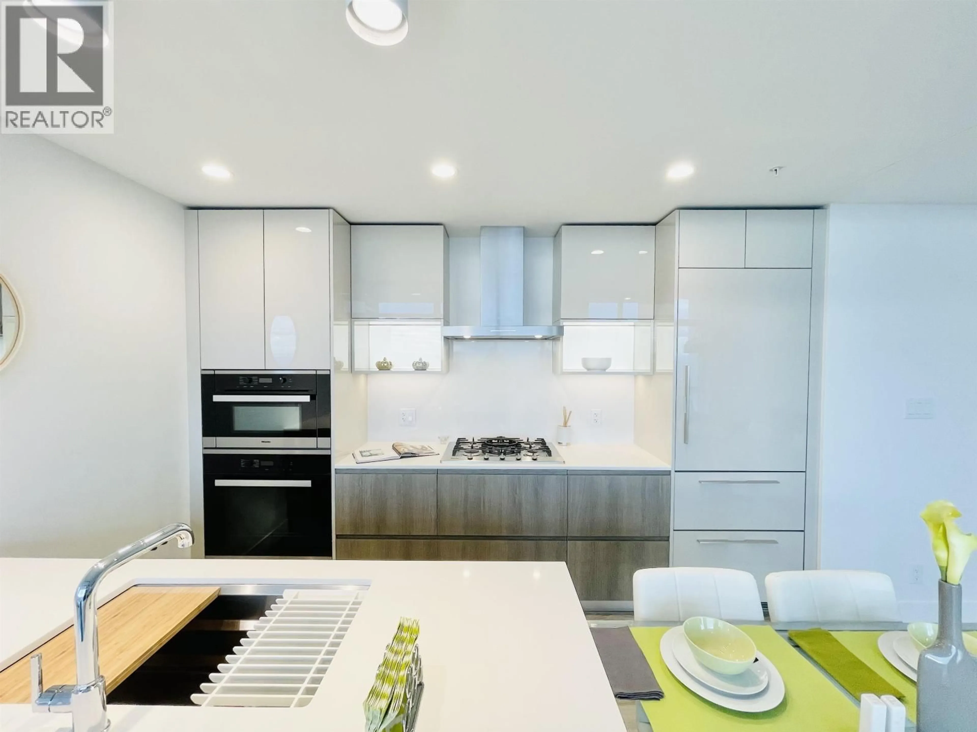 Contemporary kitchen, unknown for 1506 - 6511 SUSSEX AVENUE, Burnaby British Columbia V5H0K5