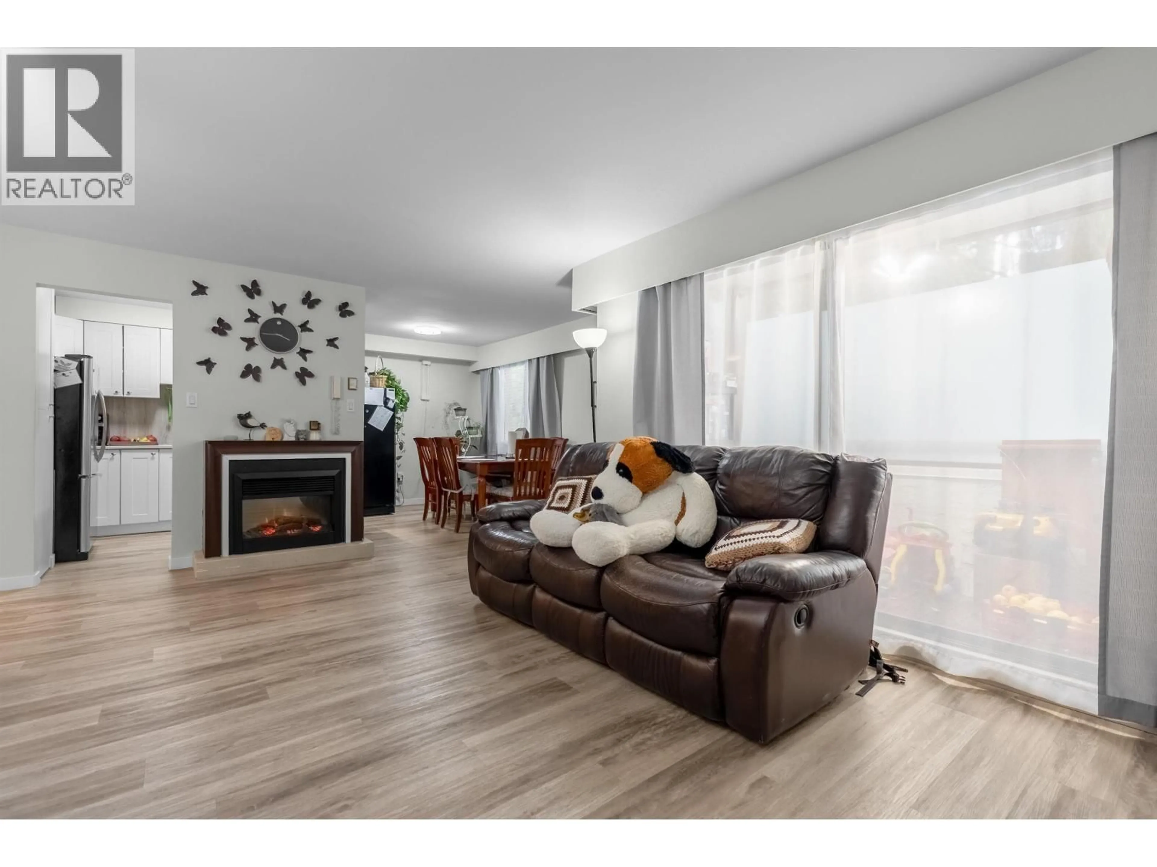 Living room with furniture, wood/laminate floor for 101 - 515 ELEVENTH STREET, New Westminster British Columbia V3M4G4