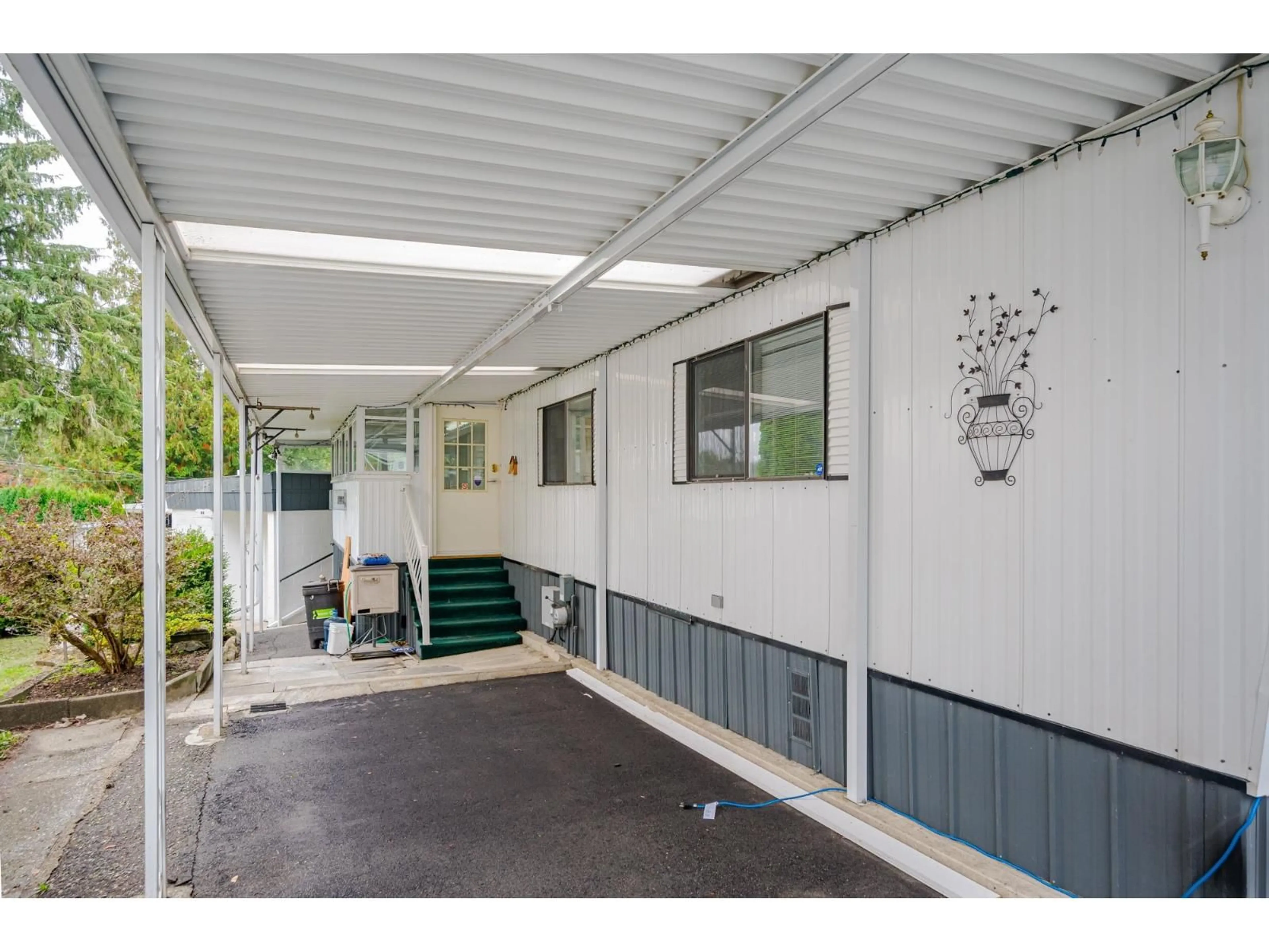 Indoor garage for 61 - 24330 FRASER, Langley British Columbia V3A4R3