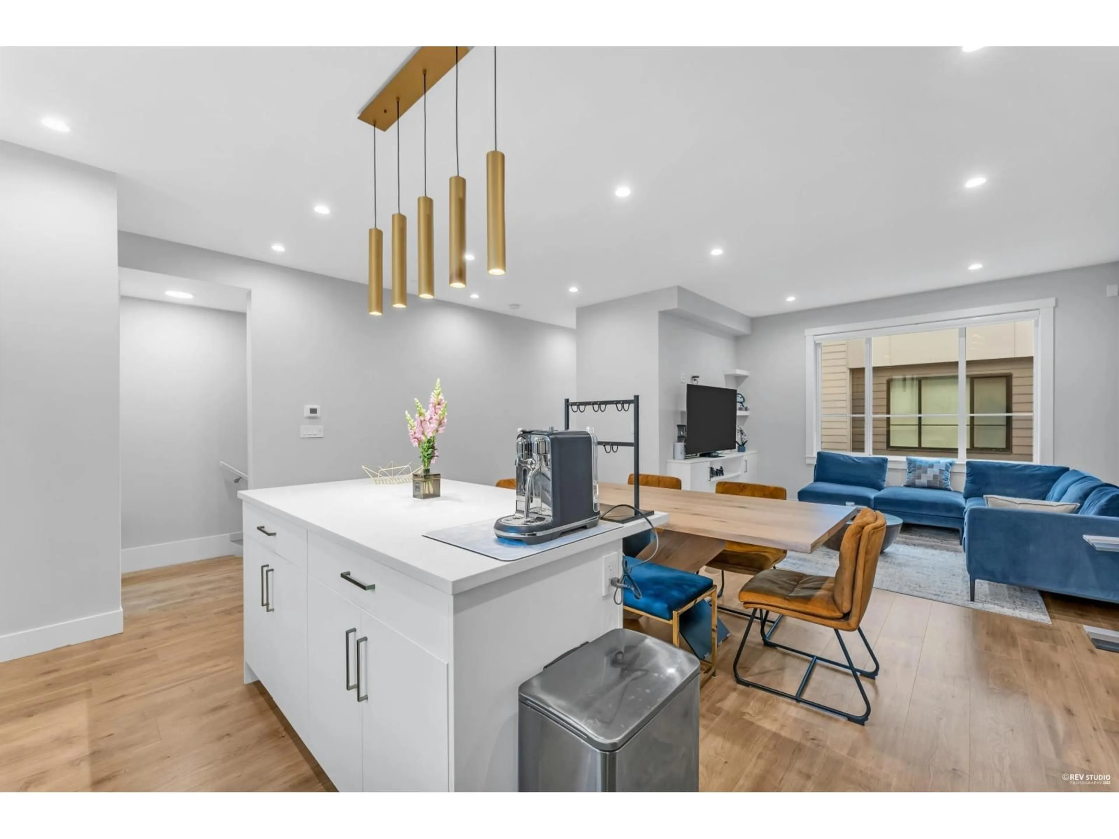 Open concept kitchen, wood/laminate floor for 48 - 1639 162, Surrey British Columbia V4A4Y1