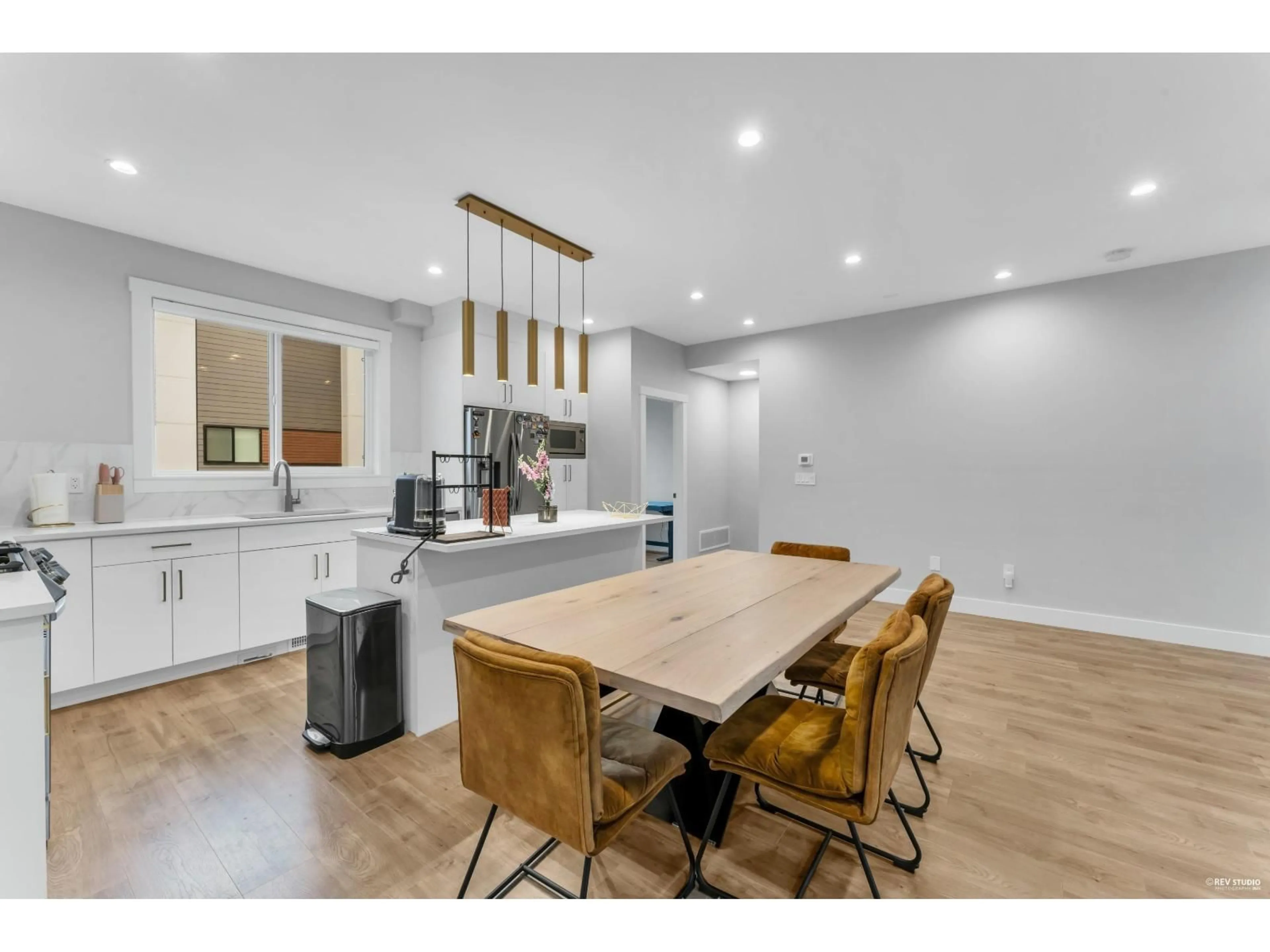 Open concept kitchen, wood/laminate floor for 48 - 1639 162, Surrey British Columbia V4A4Y1