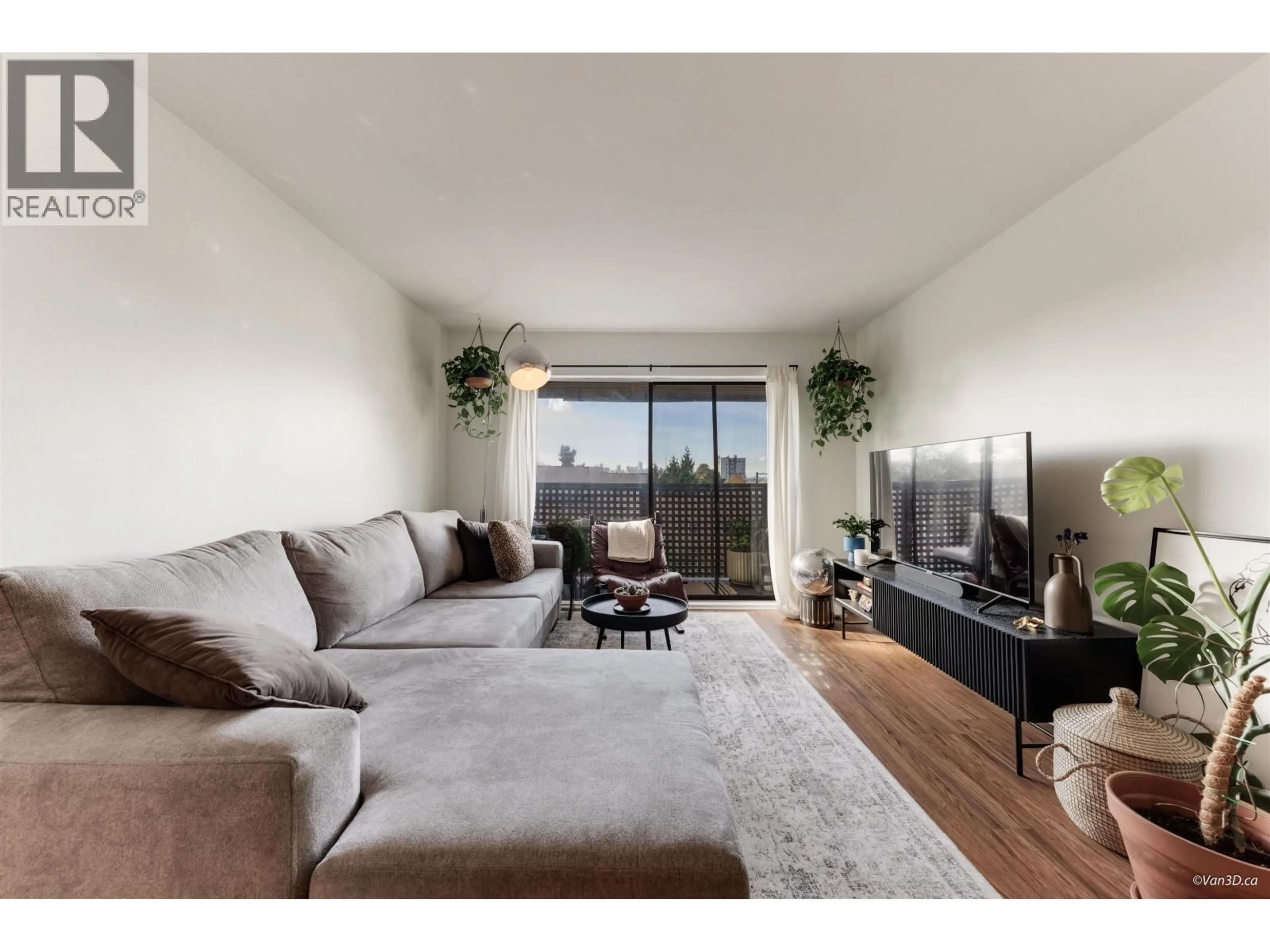 Living room with furniture, wood/laminate floor for 408 - 2215 DUNDAS STREET, Vancouver British Columbia V5L1J9