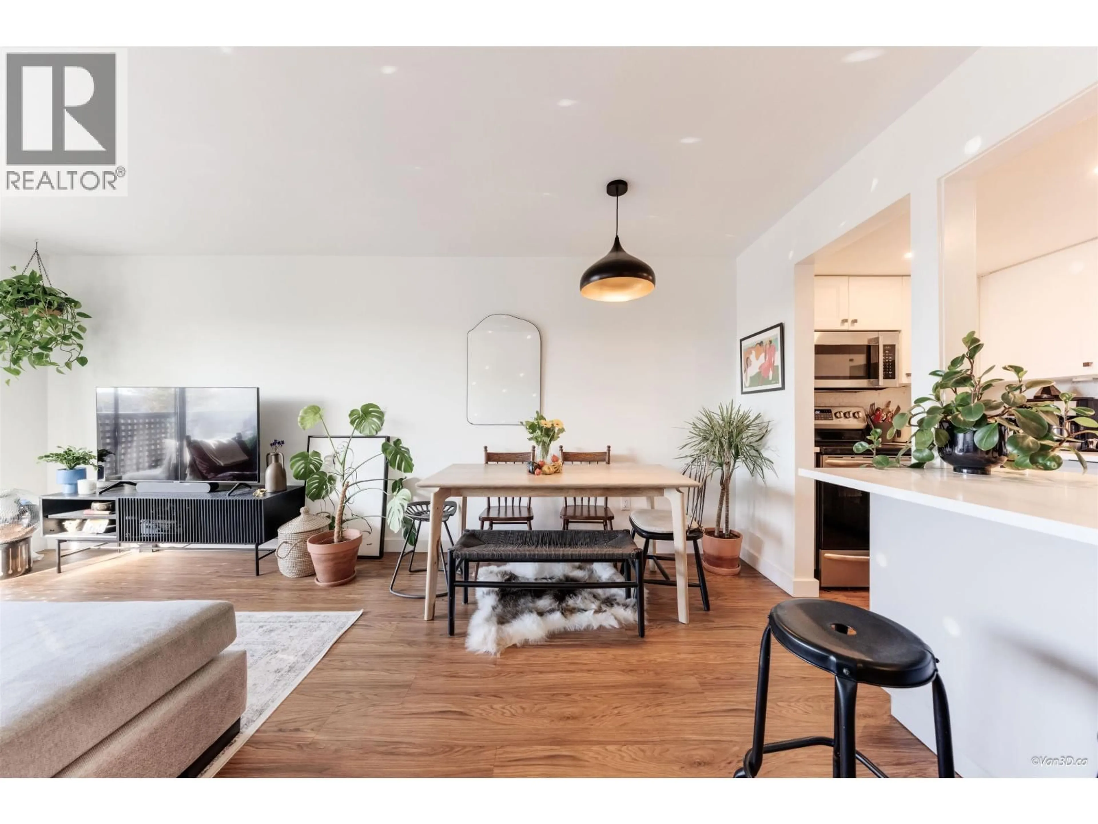 Living room with furniture, wood/laminate floor for 408 - 2215 DUNDAS STREET, Vancouver British Columbia V5L1J9