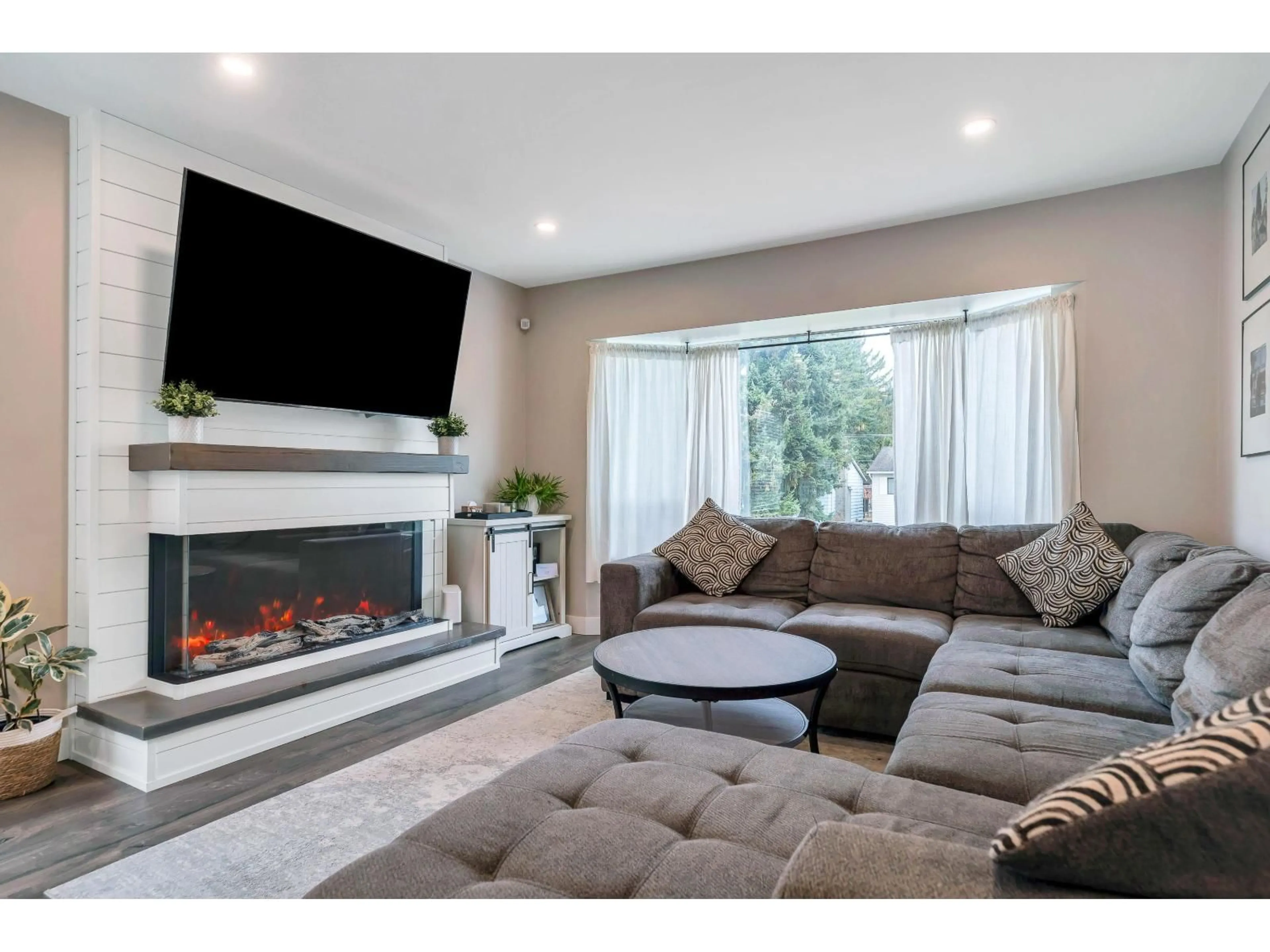 Living room with furniture, unknown for 27540 31B, Langley British Columbia V4W3L3