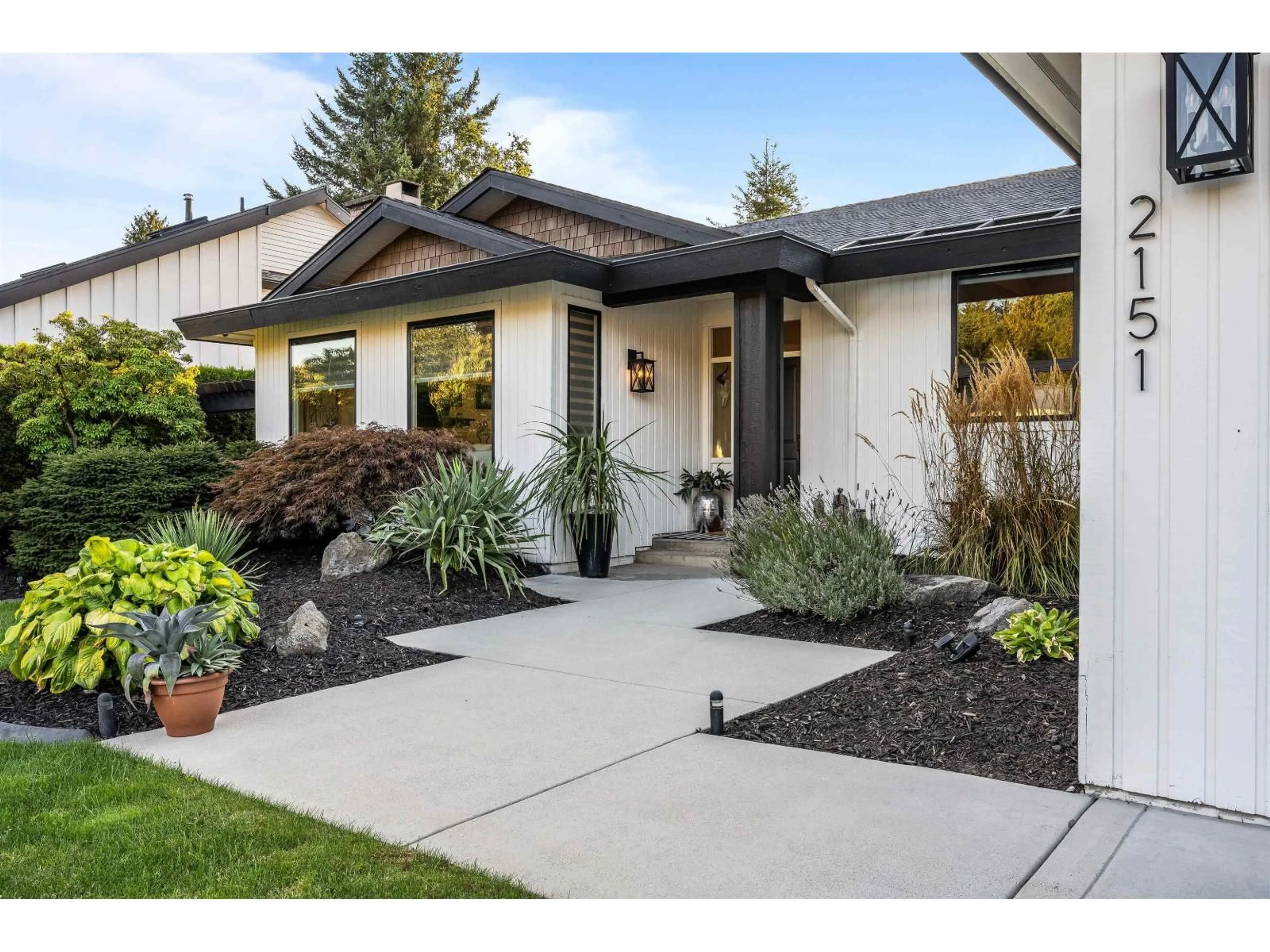 Home with vinyl exterior material, street for 2151 EVERETT, Abbotsford British Columbia V2S7R9
