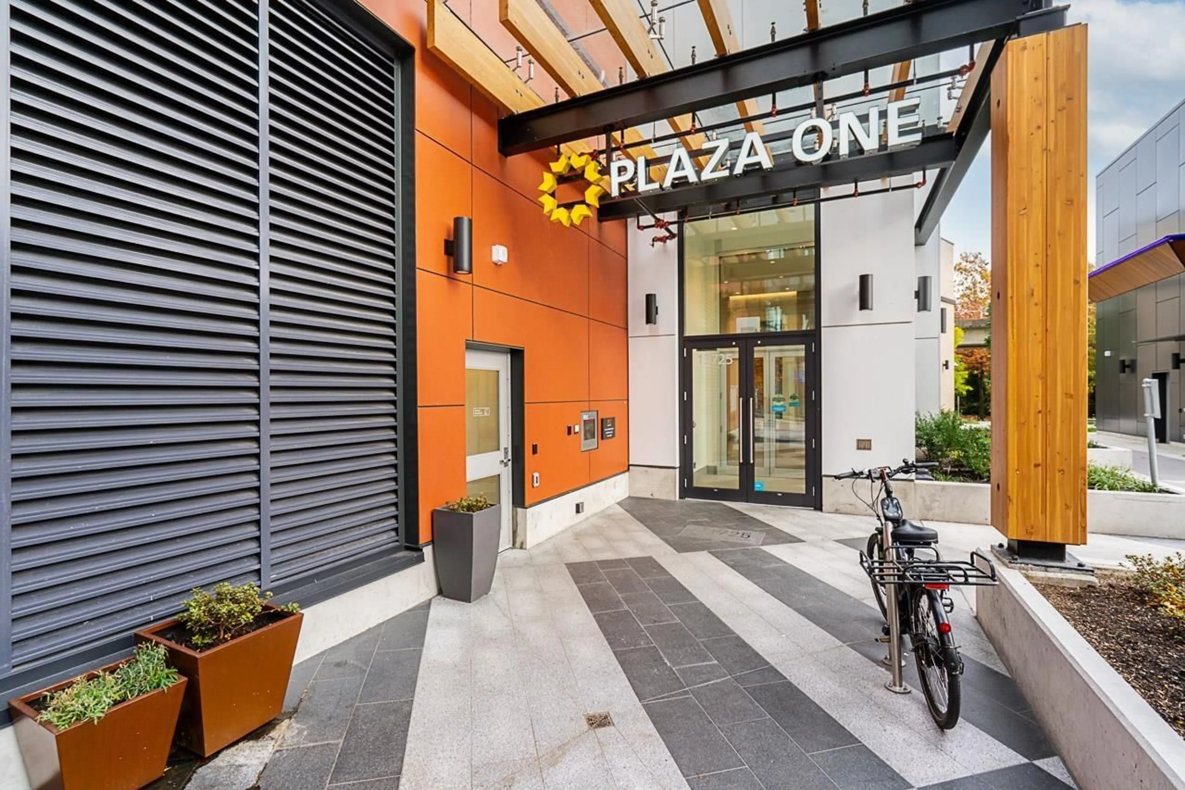 Indoor foyer for 2006 - 13725 GEORGE JUNCTION, Surrey British Columbia V3T0V7