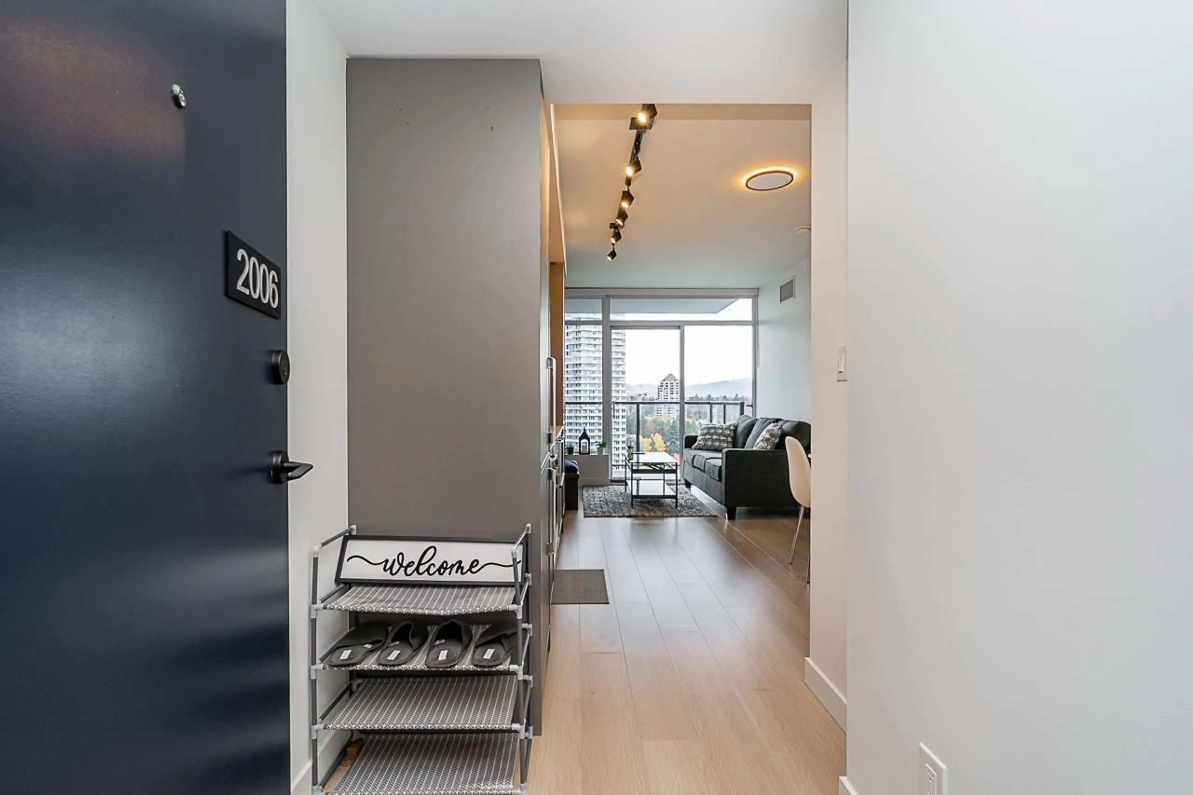 Indoor entryway for 2006 - 13725 GEORGE JUNCTION, Surrey British Columbia V3T0V7