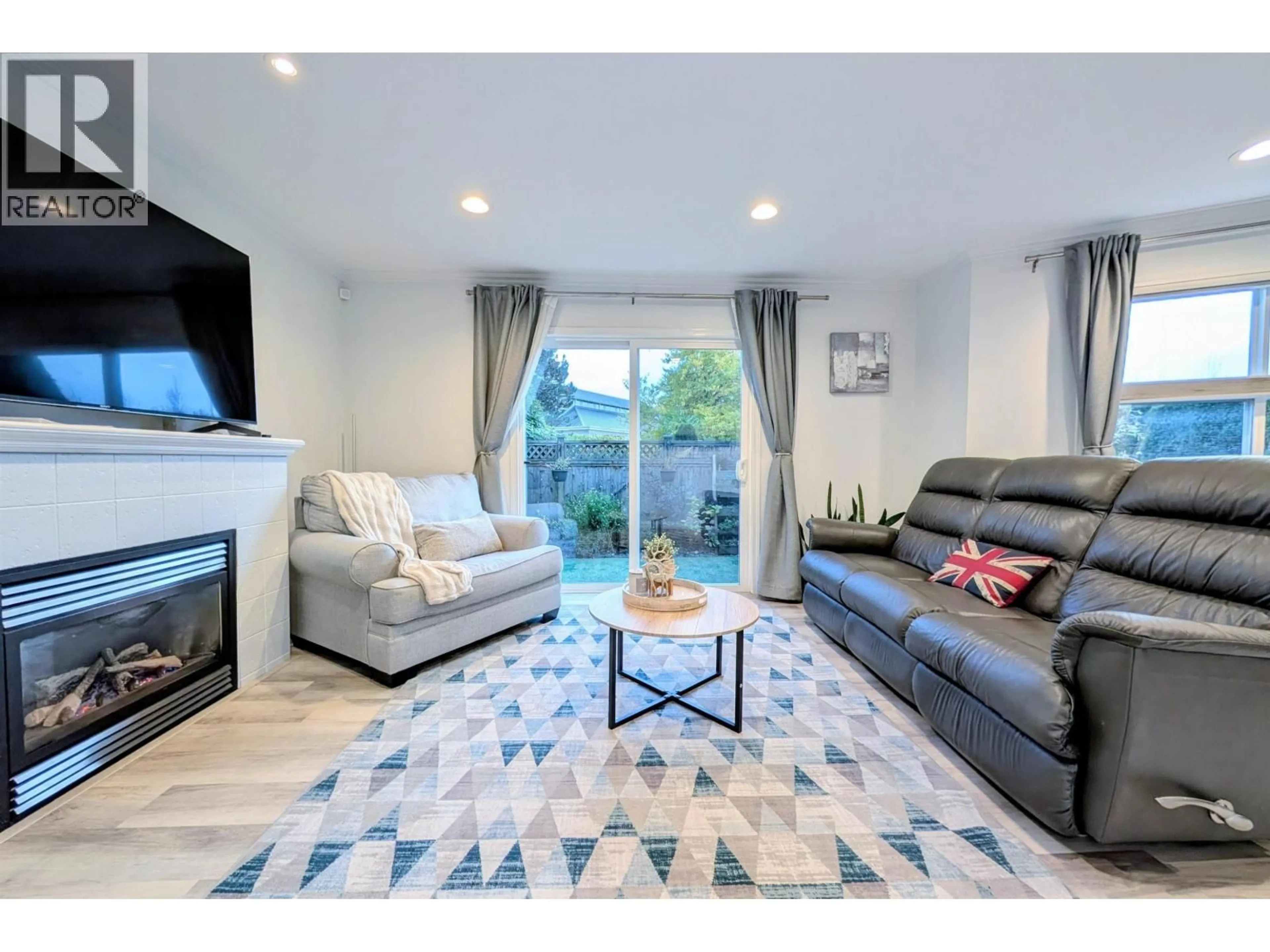 Living room with furniture, unknown for 1 - 252 13TH STREET, North Vancouver British Columbia V7M1N7