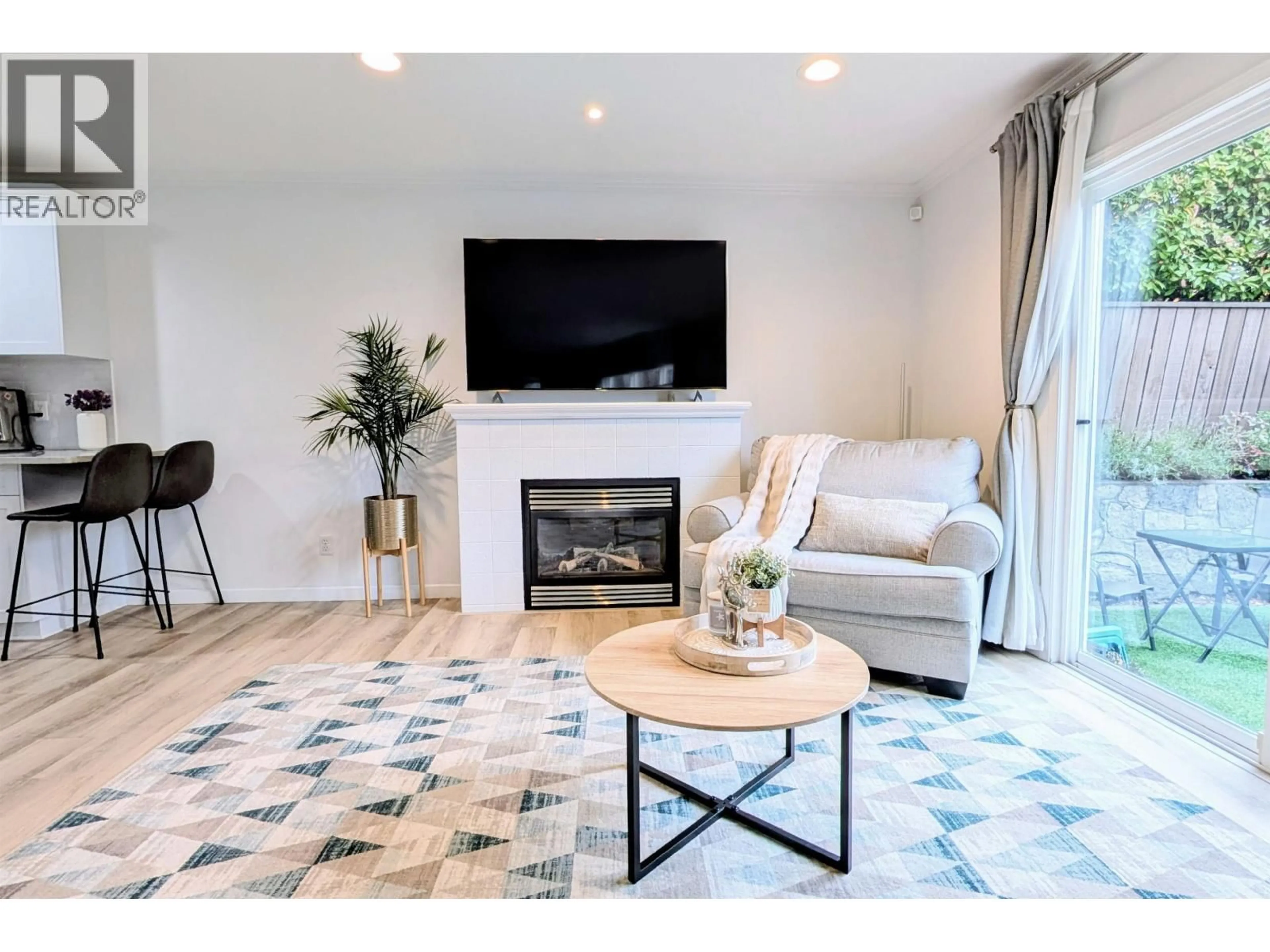 Living room with furniture, unknown for 1 - 252 13TH STREET, North Vancouver British Columbia V7M1N7