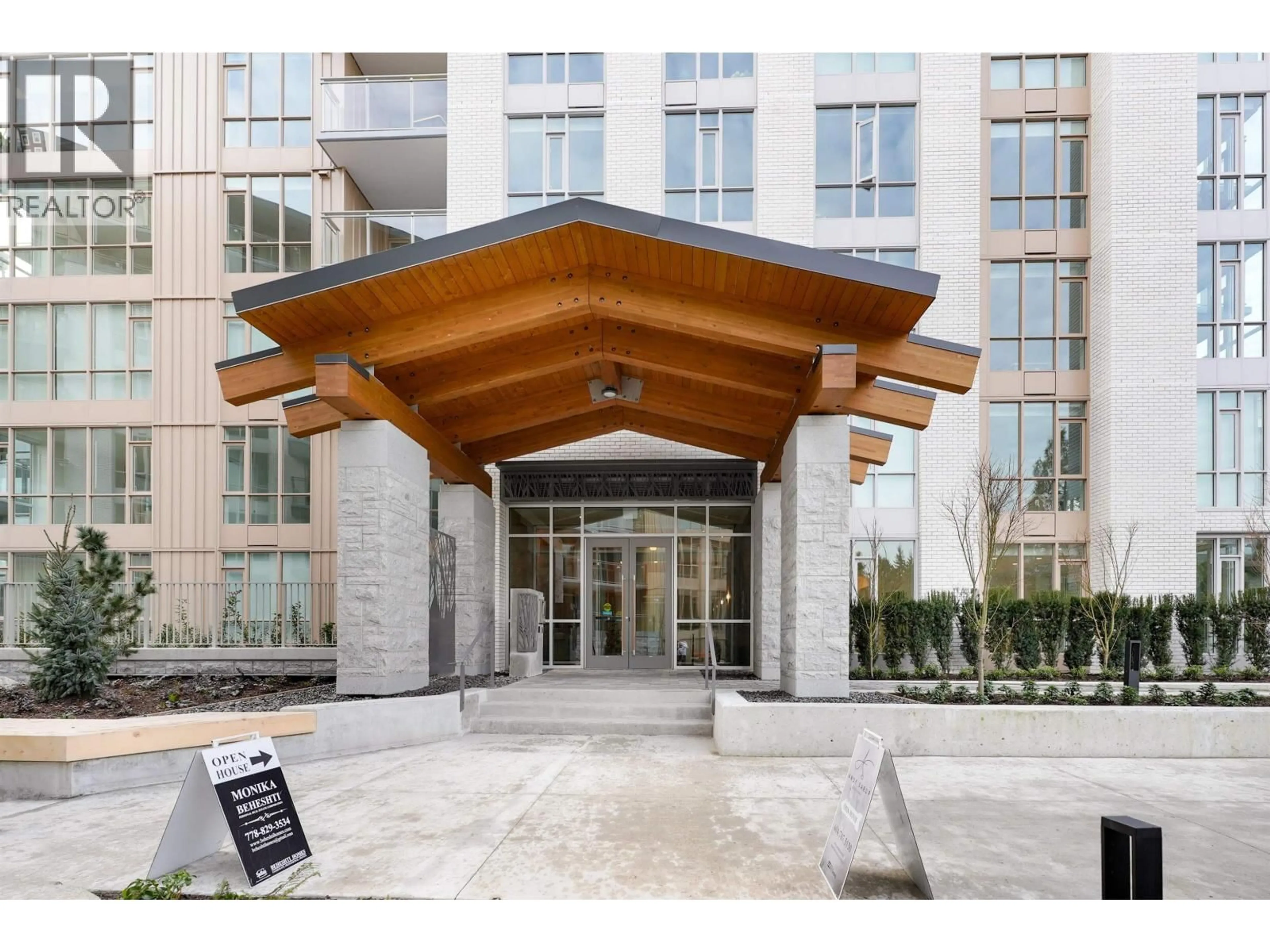 Indoor foyer for 102 - 2375 EMERY COURT, North Vancouver British Columbia V7J0E9