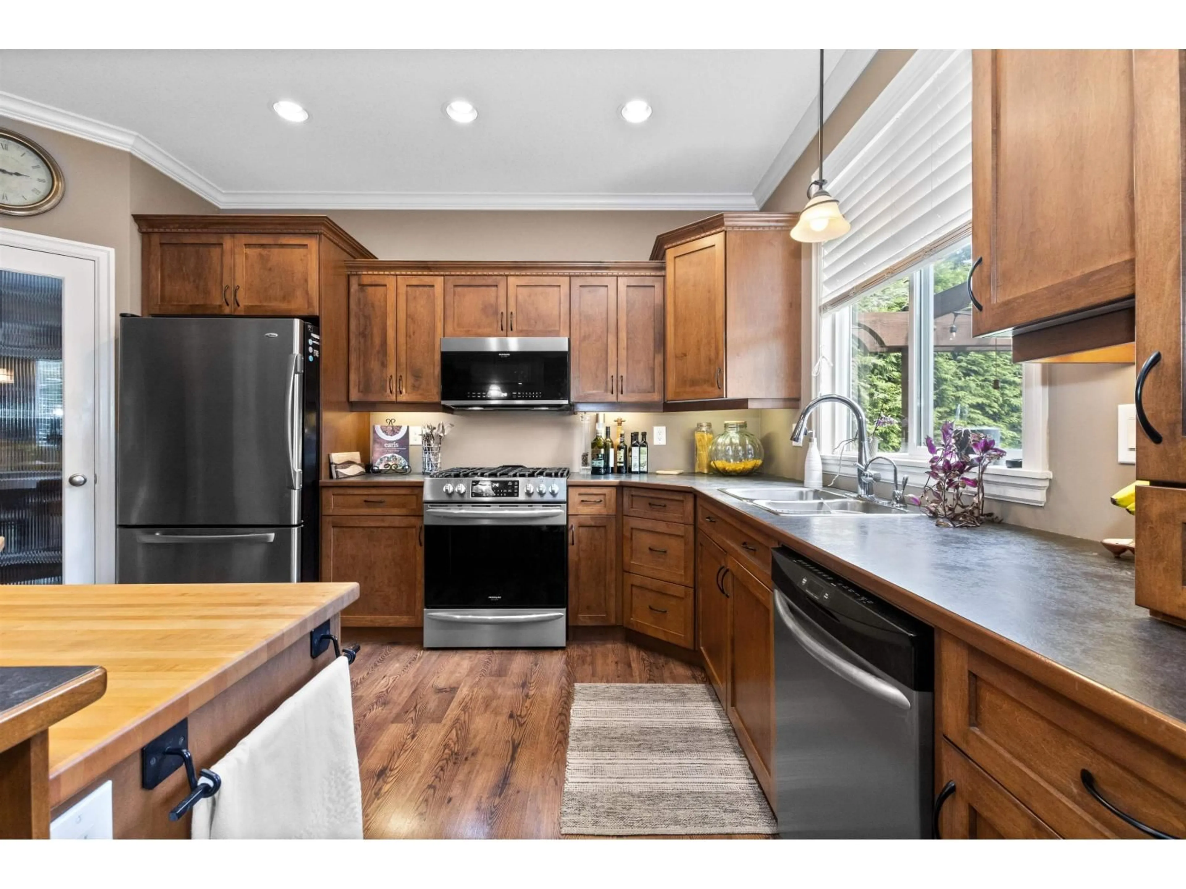 Open concept kitchen, unknown for 44480 EENA DRIVE, Chilliwack British Columbia V2R5N5