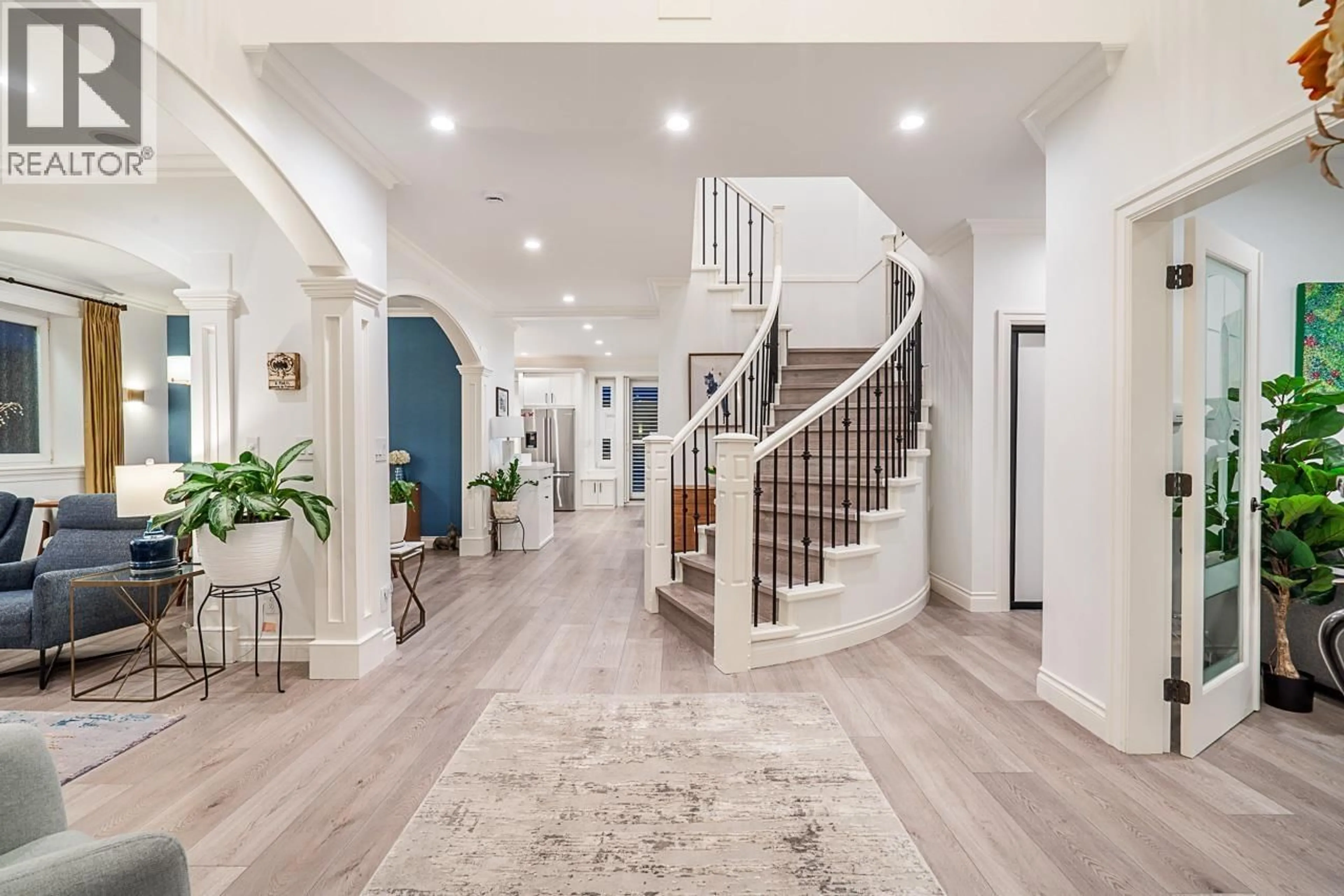 Indoor entryway for 559 4TH STREET, North Vancouver British Columbia V7L1J7