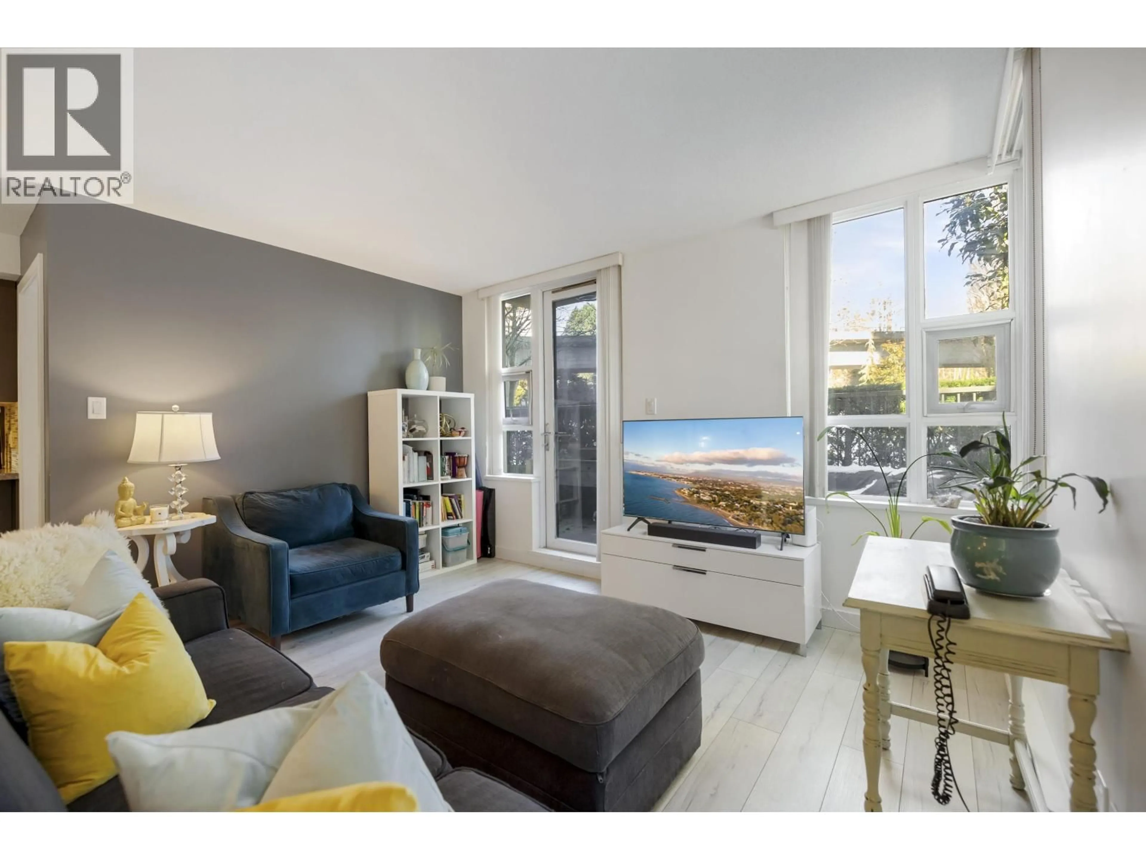 Living room with furniture, unknown for 302 - 2200 DOUGLAS ROAD, Burnaby British Columbia V5C0G8