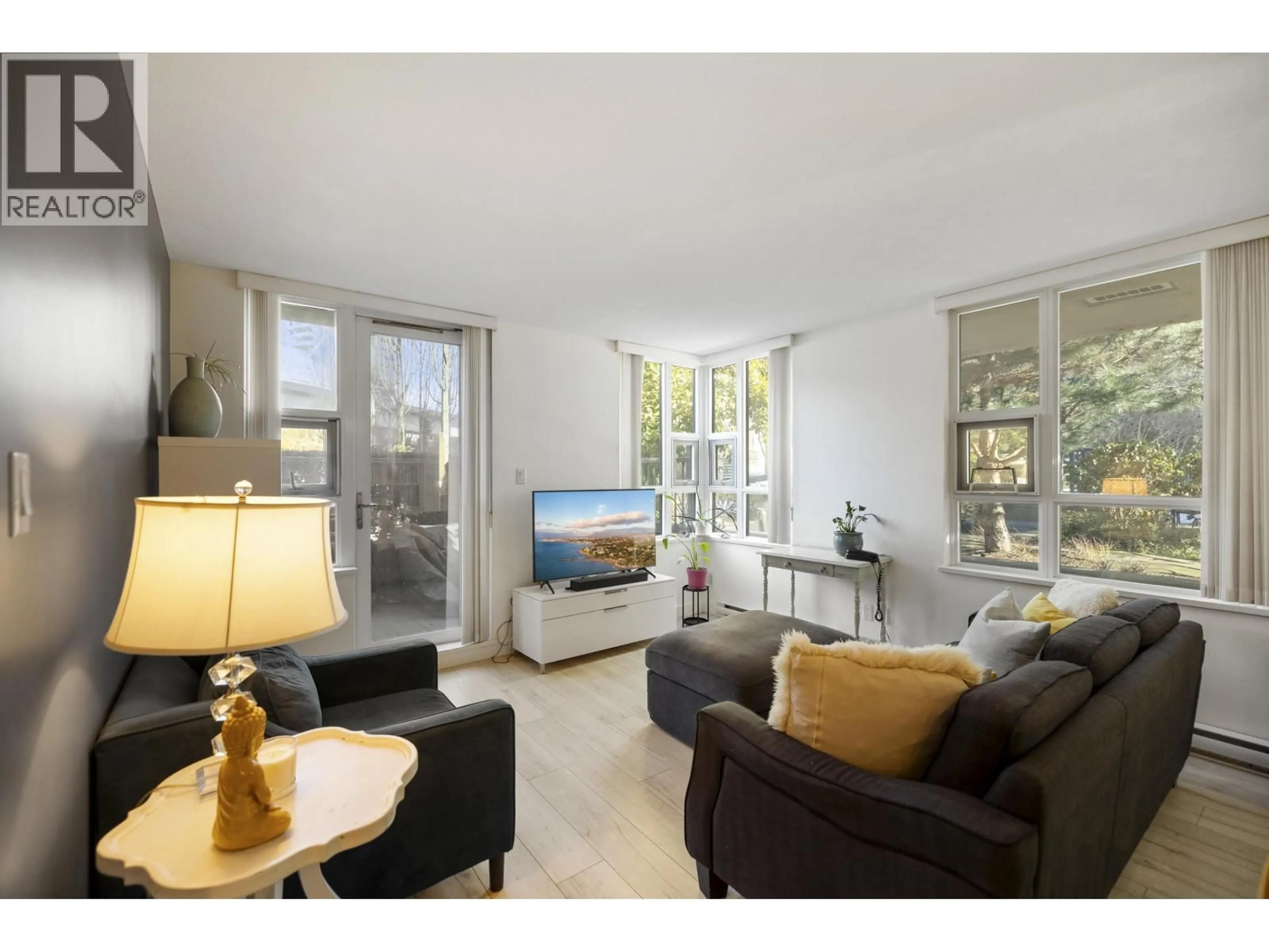 Living room with furniture, unknown for 302 - 2200 DOUGLAS ROAD, Burnaby British Columbia V5C0G8